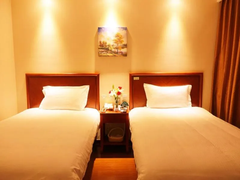 Bed in GreenTree Inn Inner Mongolia Chifeng Linxi Ronglin Homeland Express Hotel