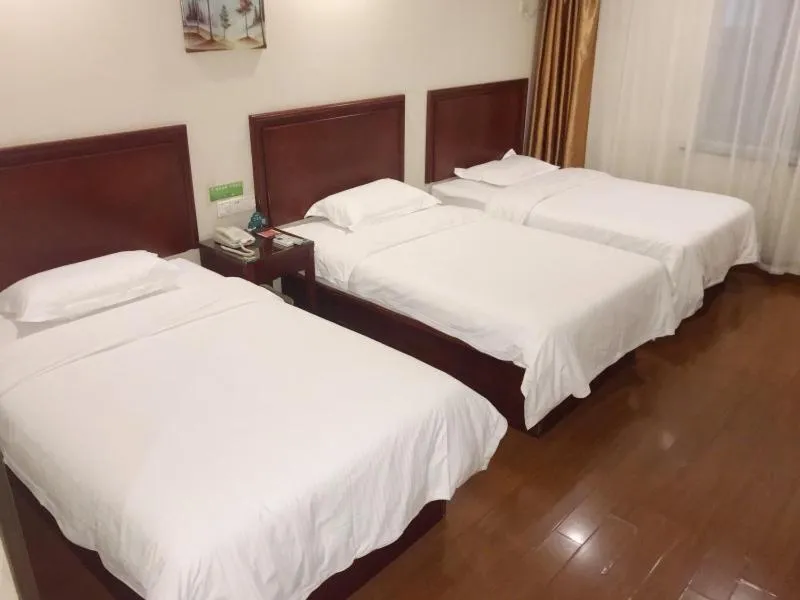 Bed in GreenTree Inn ZiBo LiuQuan Road Wal-Mart Square Express Hotel