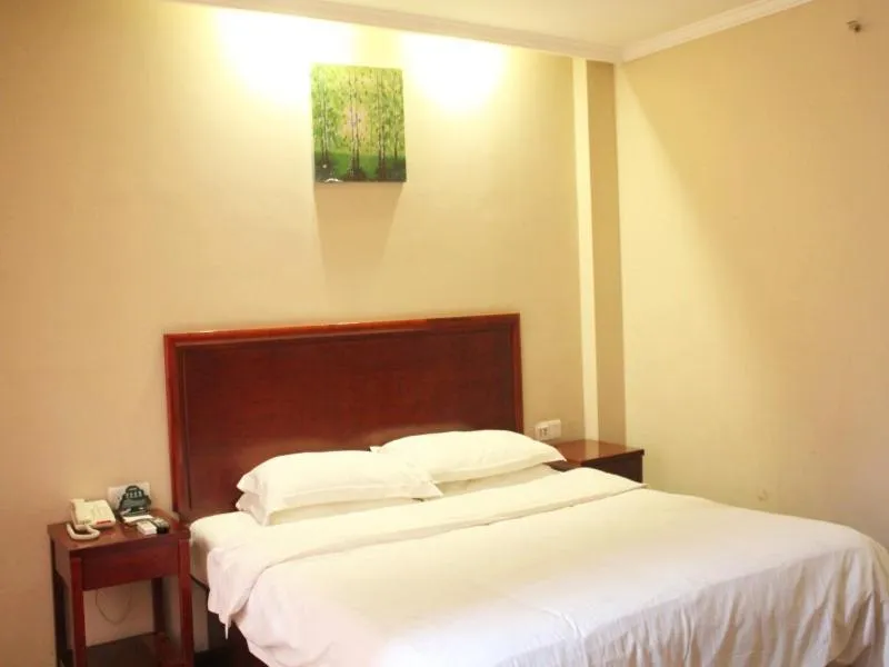 Bed in GreenTree Inn Henan Kaifeng Gulou Square Express hotel