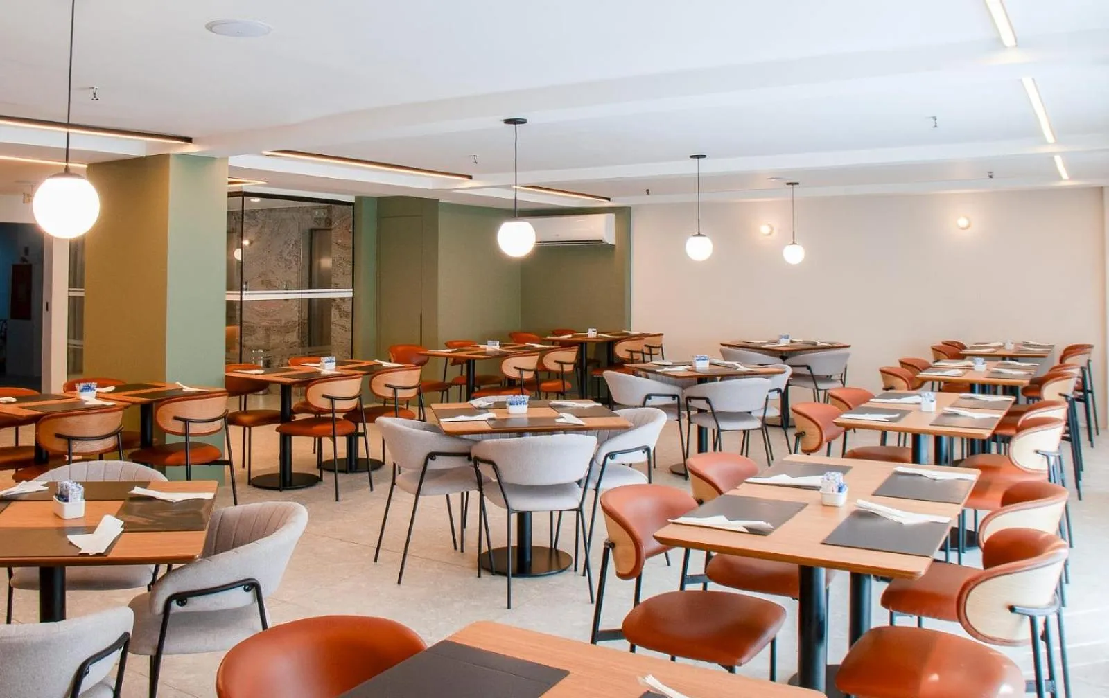 Restaurant/places to eat in Regency Copacabana Hotel