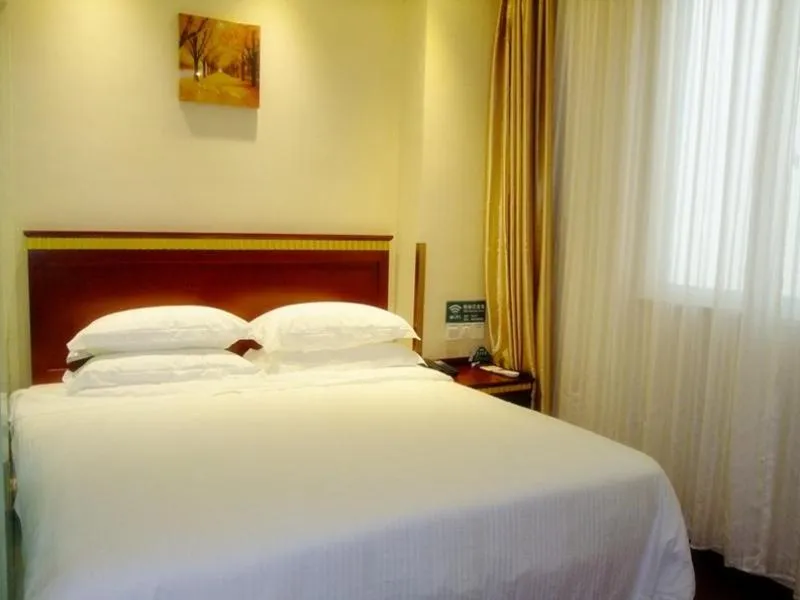 Bed in GreenTree Inn Shandong Qingdao Development District SDUST Express Hotel