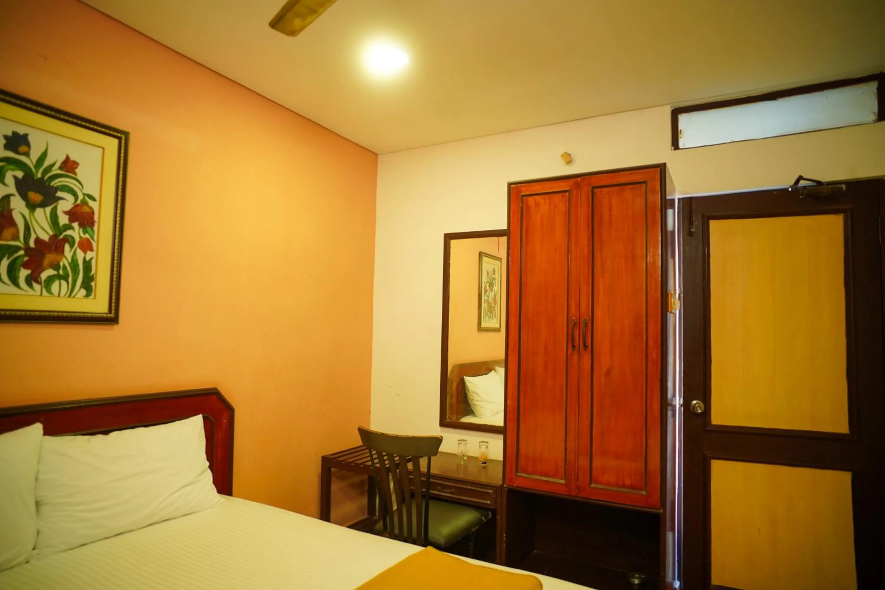 Bed in Hotel Raaj Bhaavan