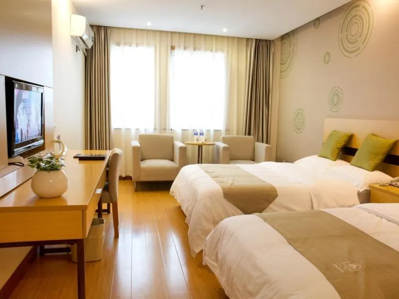 Bed in GreenTree Inn Zhejiang Shaoxing Xinchang Buddha Express Hotel