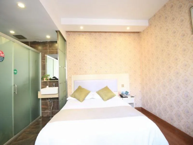Bed in GreenTree Inn WenZhou LuCheng XiaoNanMen Express Hotel