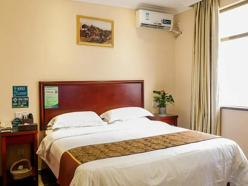 Bed in GreenTree Inn Guangdong Shenzhen Longhua New Area Longguan Rord Tianhong Express Hotel
