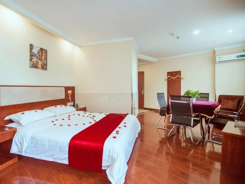 Bed in GreenTree Inn HeBei ZhangJiaKou ZhangBei Caoyuantian Rd ZhangKu Avenue Express Hotel