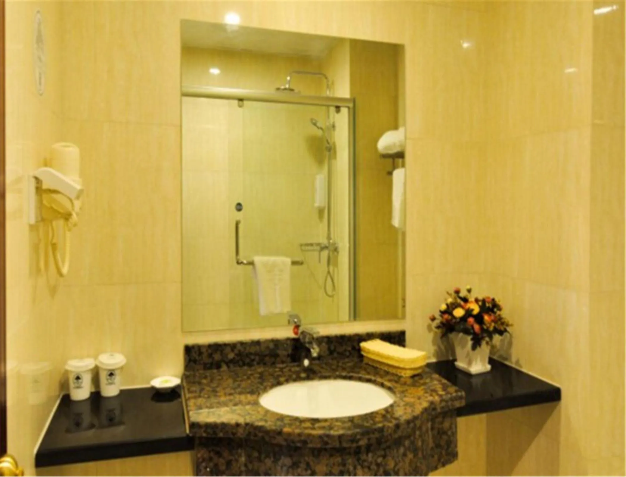Bathroom in GreenTree Inn HeBei ChengDe Railway Station Southeast ChengDe Century City Business Hotel