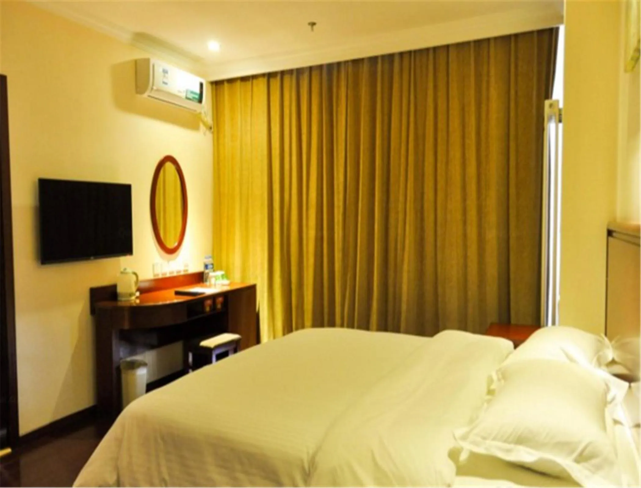 Bed in GreenTree Inn HeBei ChengDe Railway Station Southeast ChengDe Century City Business Hotel