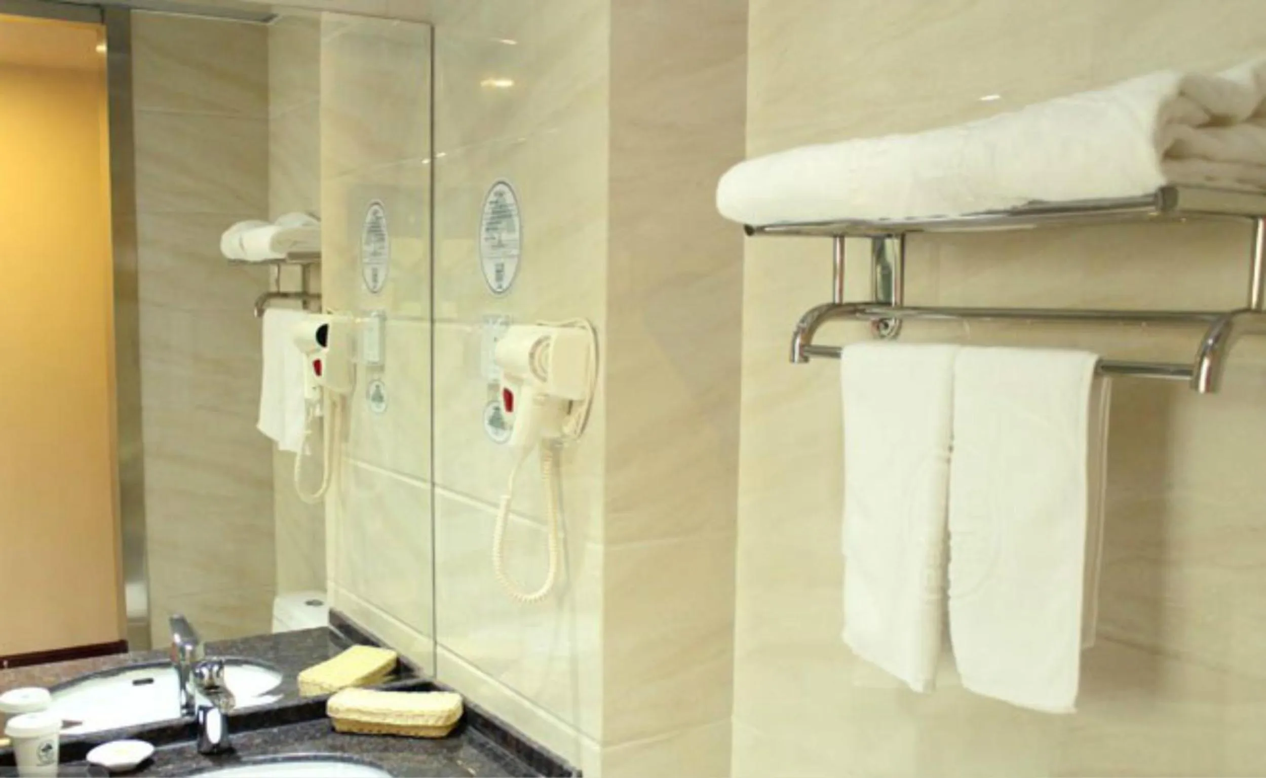 Bathroom in GreenTree Inn HeBei ChengDe Railway Station Southeast ChengDe Century City Business Hotel