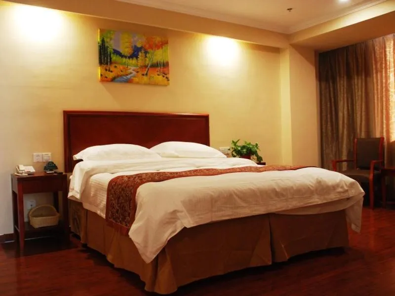 Bed in GreenTree Inn ShanDong WeiFang LinQu ZhanQian Road LuChuan Business Hotel