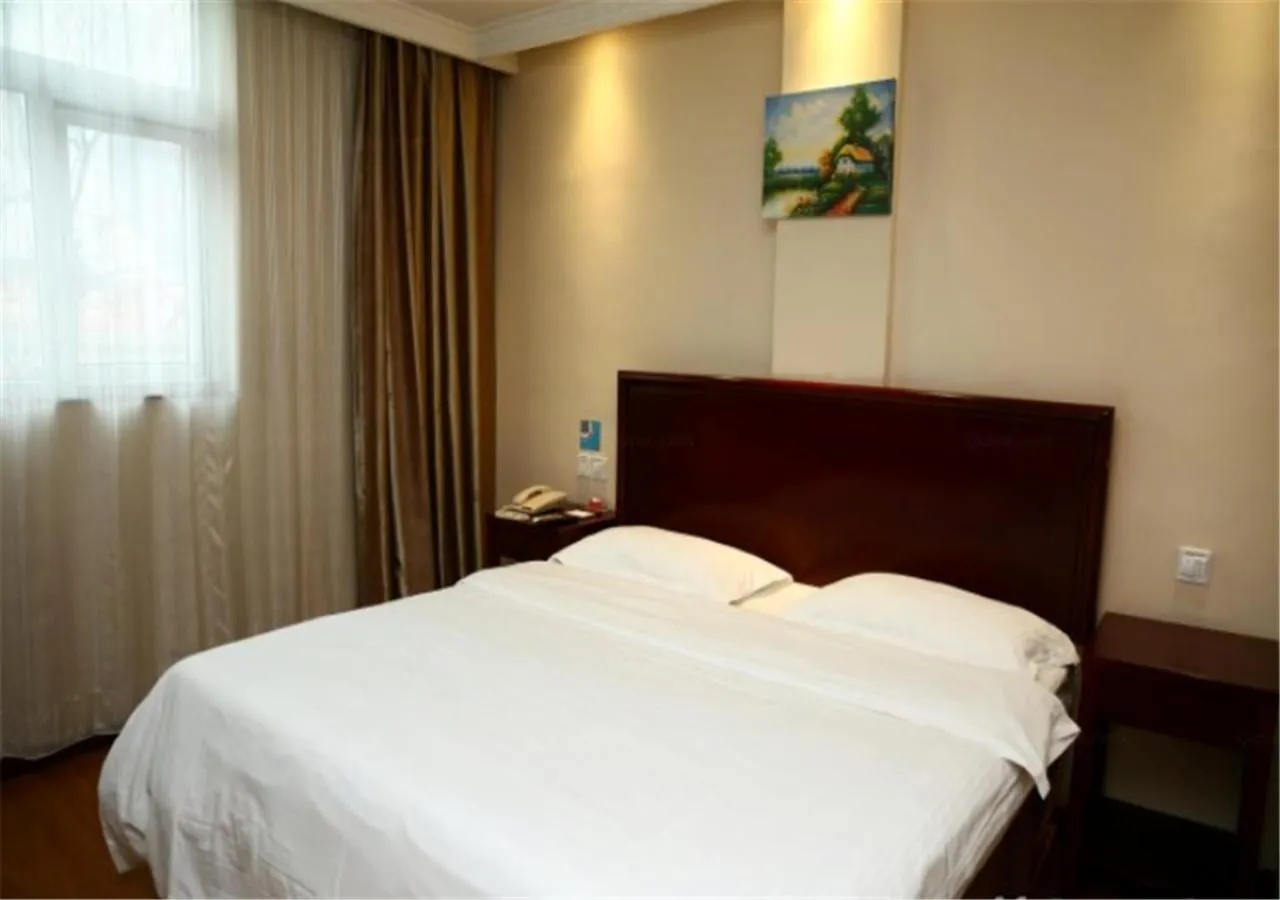 Bed in GreenTree Inn ShanDong JiNing ZouCheng ChangPingShan Road ChangPing Garden Express Hotel