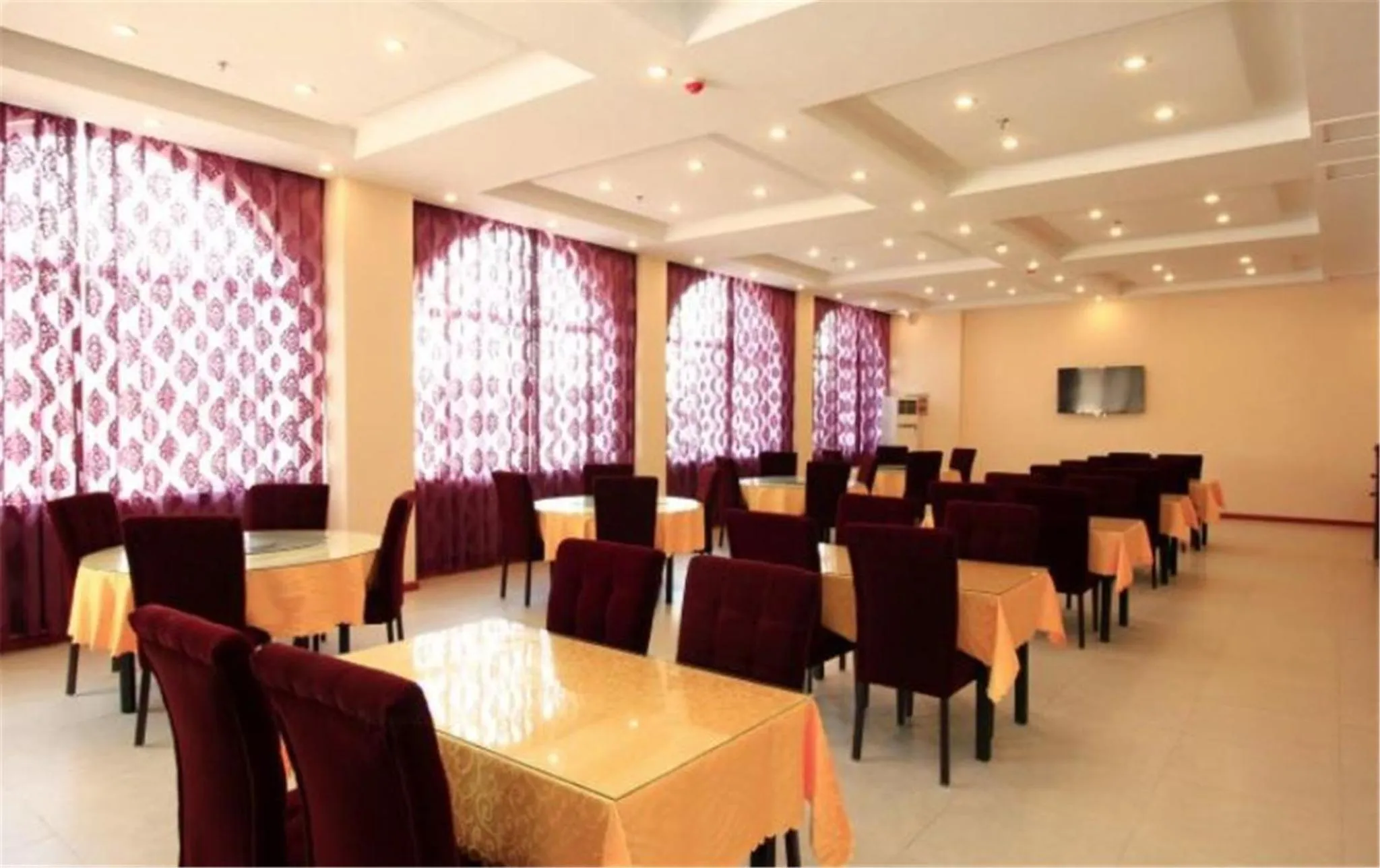 Restaurant/places to eat in GreenTree Inn ShanDong RiZhao JuXian YinXing Avenue Middle ShanDong Road Business Hotel