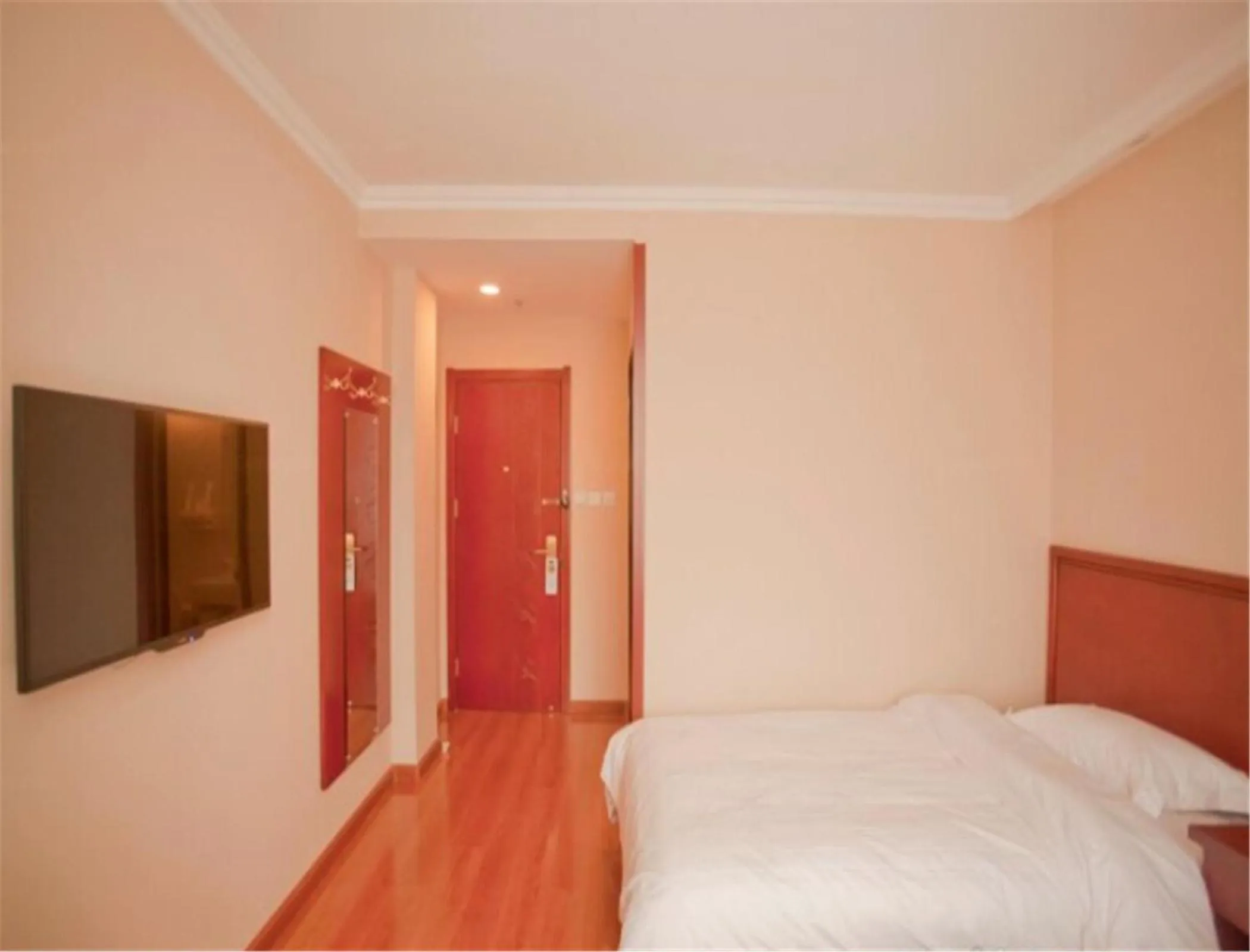 Photo of the whole room, Bed in GreenTree Inn Liaoning Dalian Railway Station South Shengli Square Express Hotel