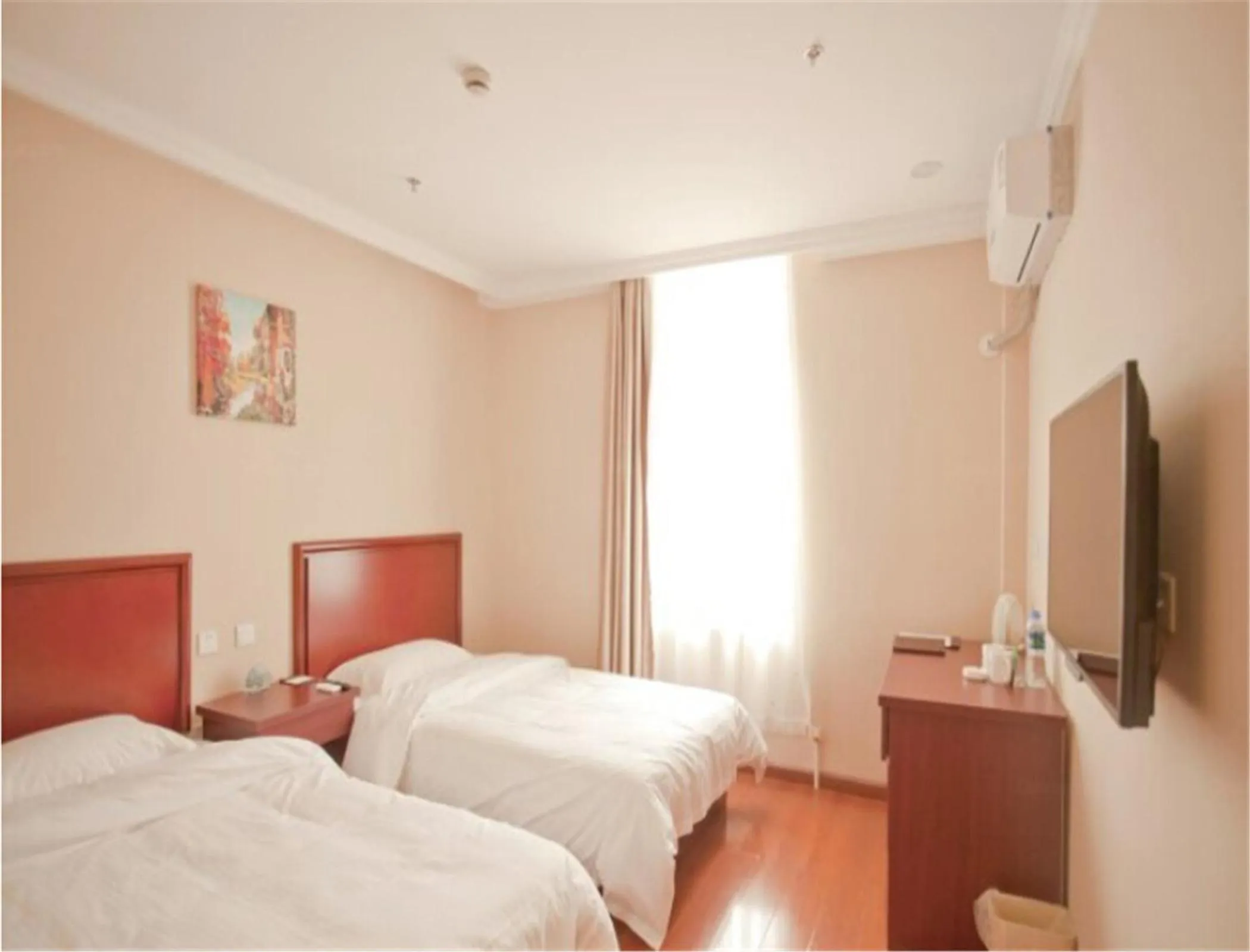 Photo of the whole room, Bed in GreenTree Inn Liaoning Dalian Railway Station South Shengli Square Express Hotel