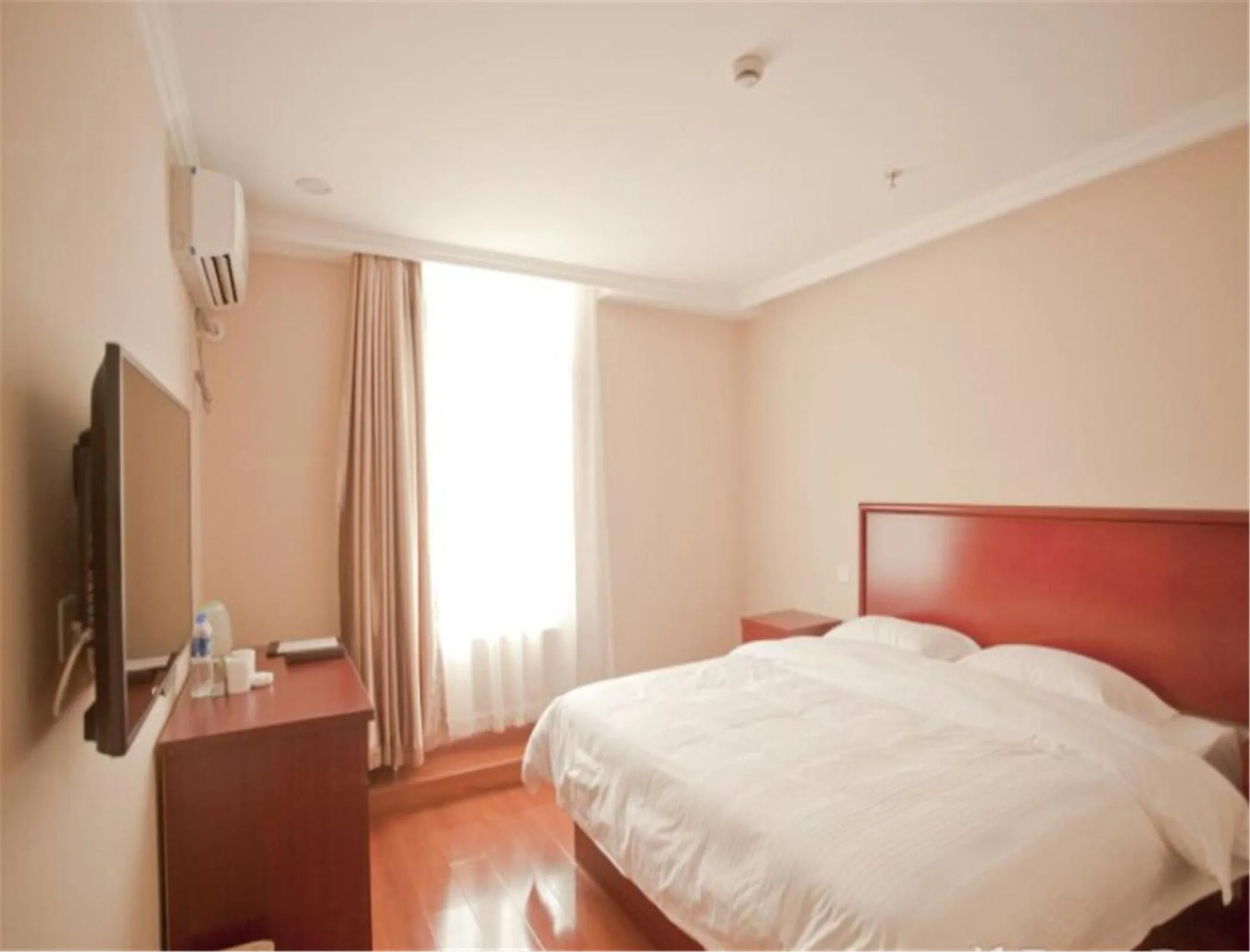 Photo of the whole room, Bed in GreenTree Inn Liaoning Dalian Railway Station South Shengli Square Express Hotel
