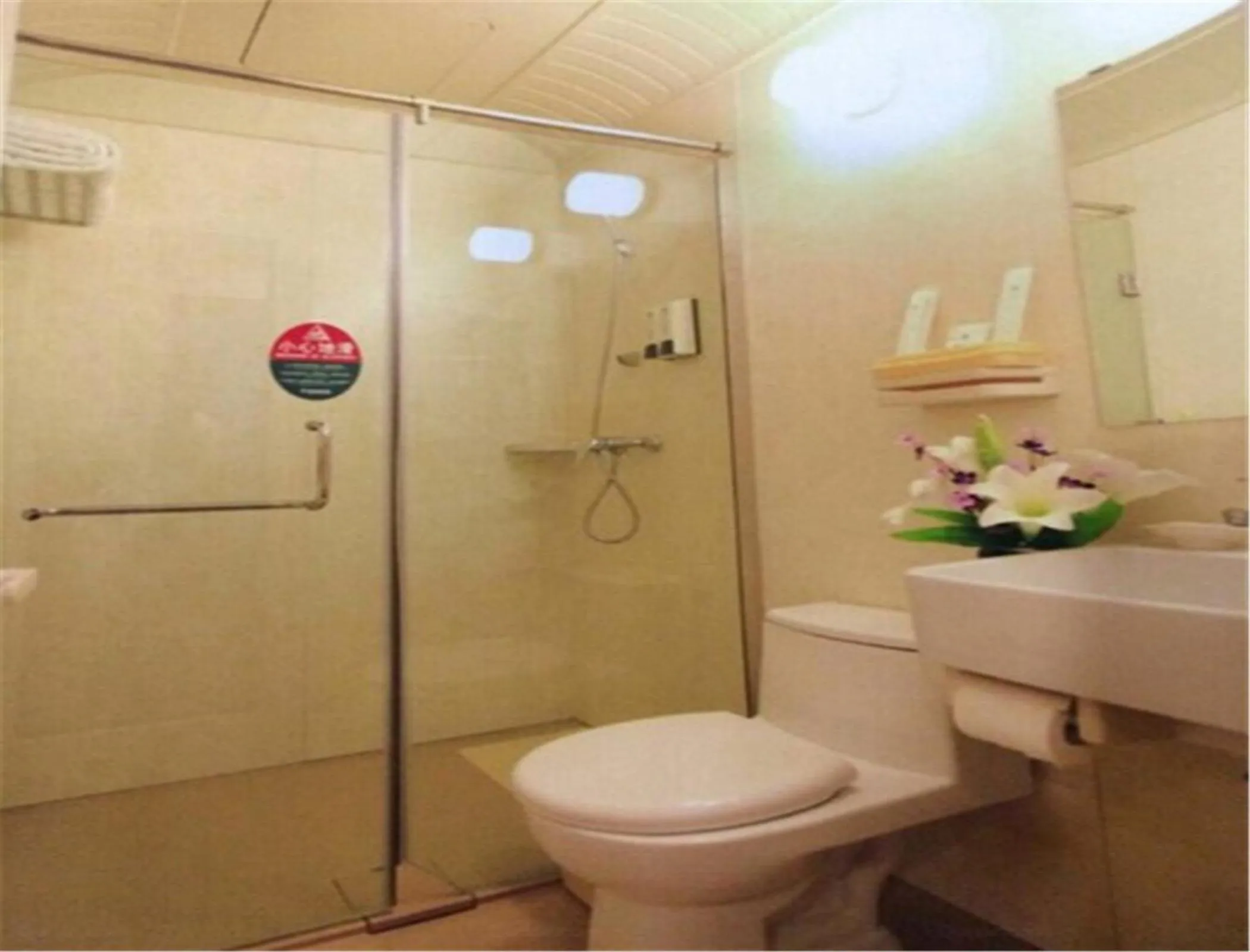 Toilet in GreenTree Inn Liaoning Dalian Railway Station South Shengli Square Express Hotel