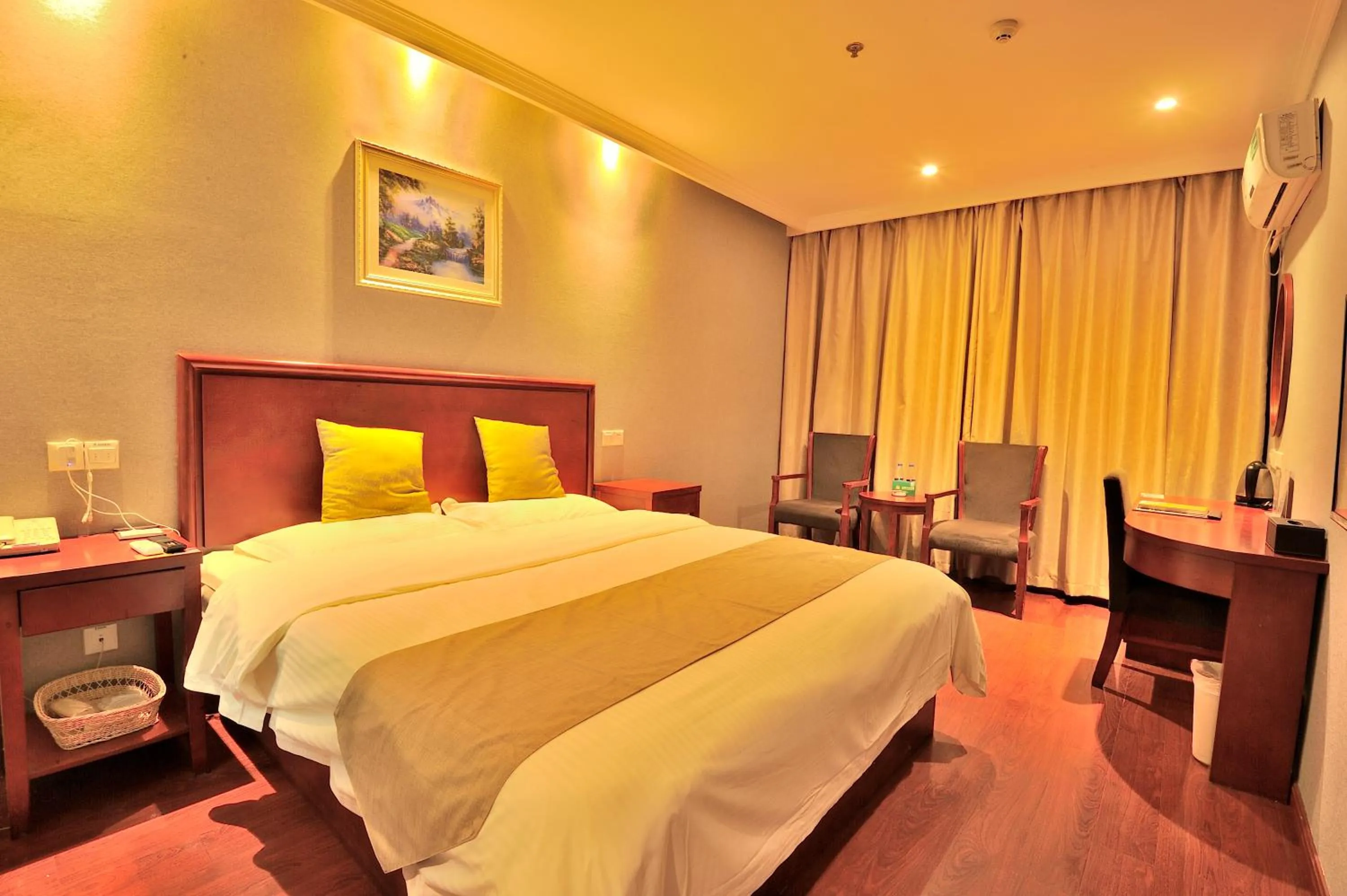 Bed in GreenTree Alliance JiangSu SuZhou Industrial Park LianFeng Plaza Hotel