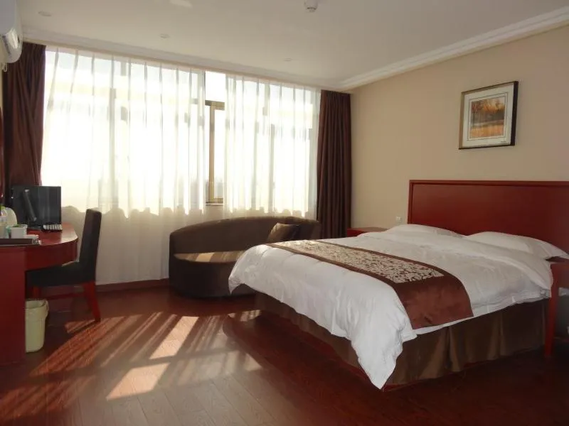 Bed in GreenTree Inn JiangSu YanCheng XiangShui ChenJiaGang RenMin E) Road HuangHai Road Business Hotel