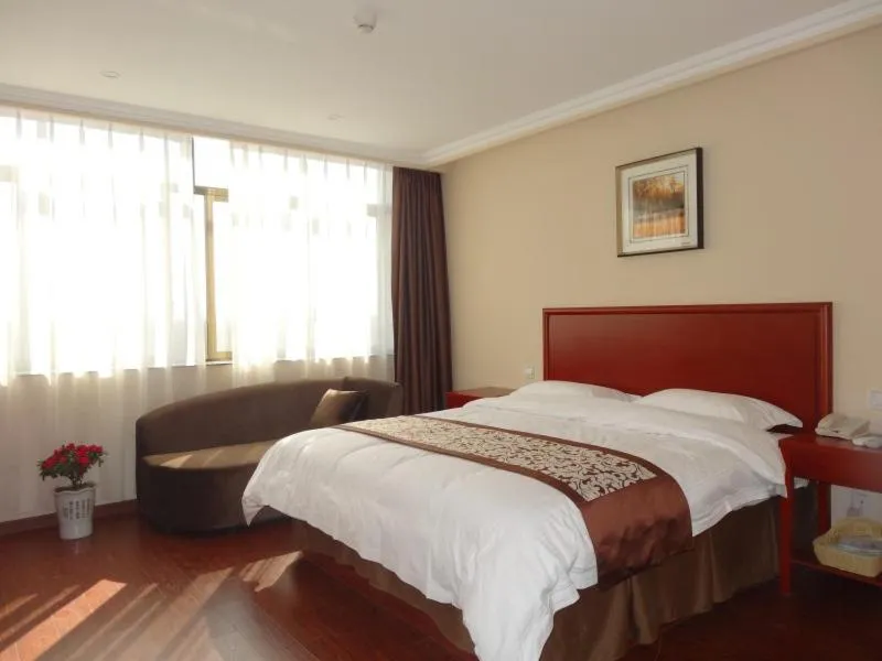 Bed in GreenTree Inn JiangSu YanCheng XiangShui ChenJiaGang RenMin E) Road HuangHai Road Business Hotel
