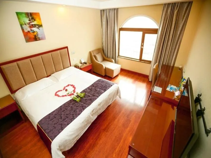 Bed in GreenTree Inn Shandong Qingdao Wuyishan Road Jiashike Shopping center Business Hotel