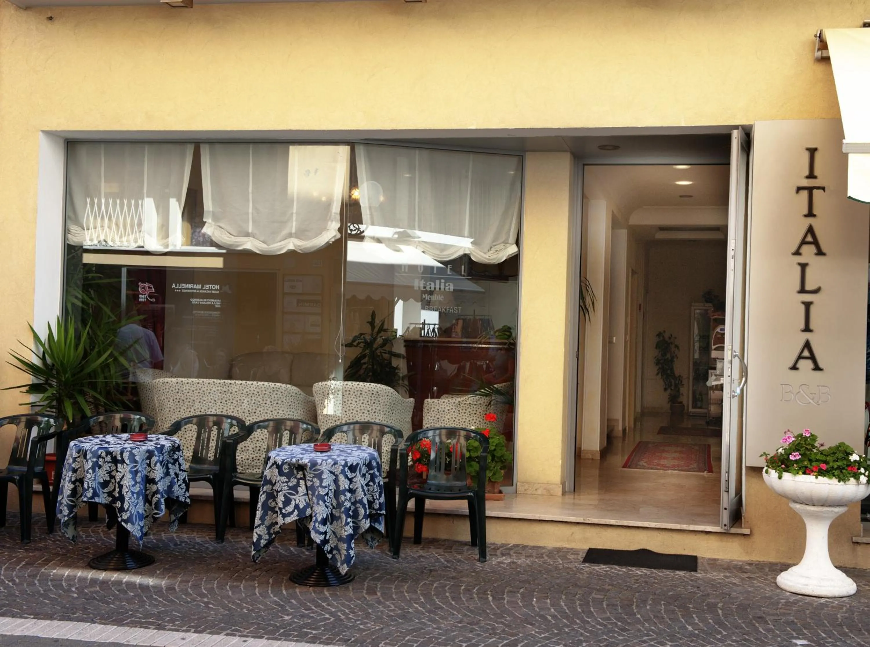 Facade/entrance in B&B Italia