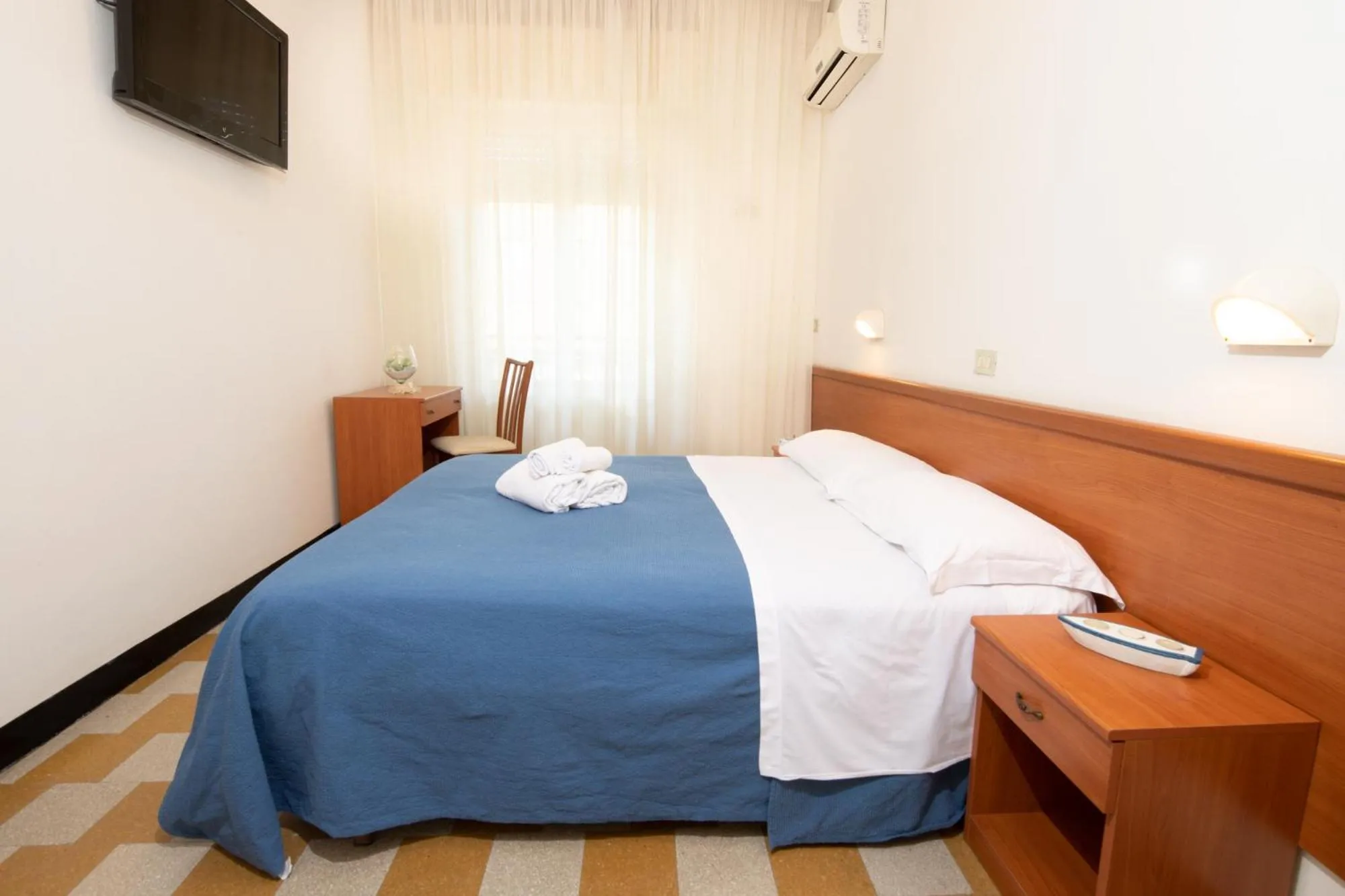 Photo of the whole room, Bed in B&B Italia