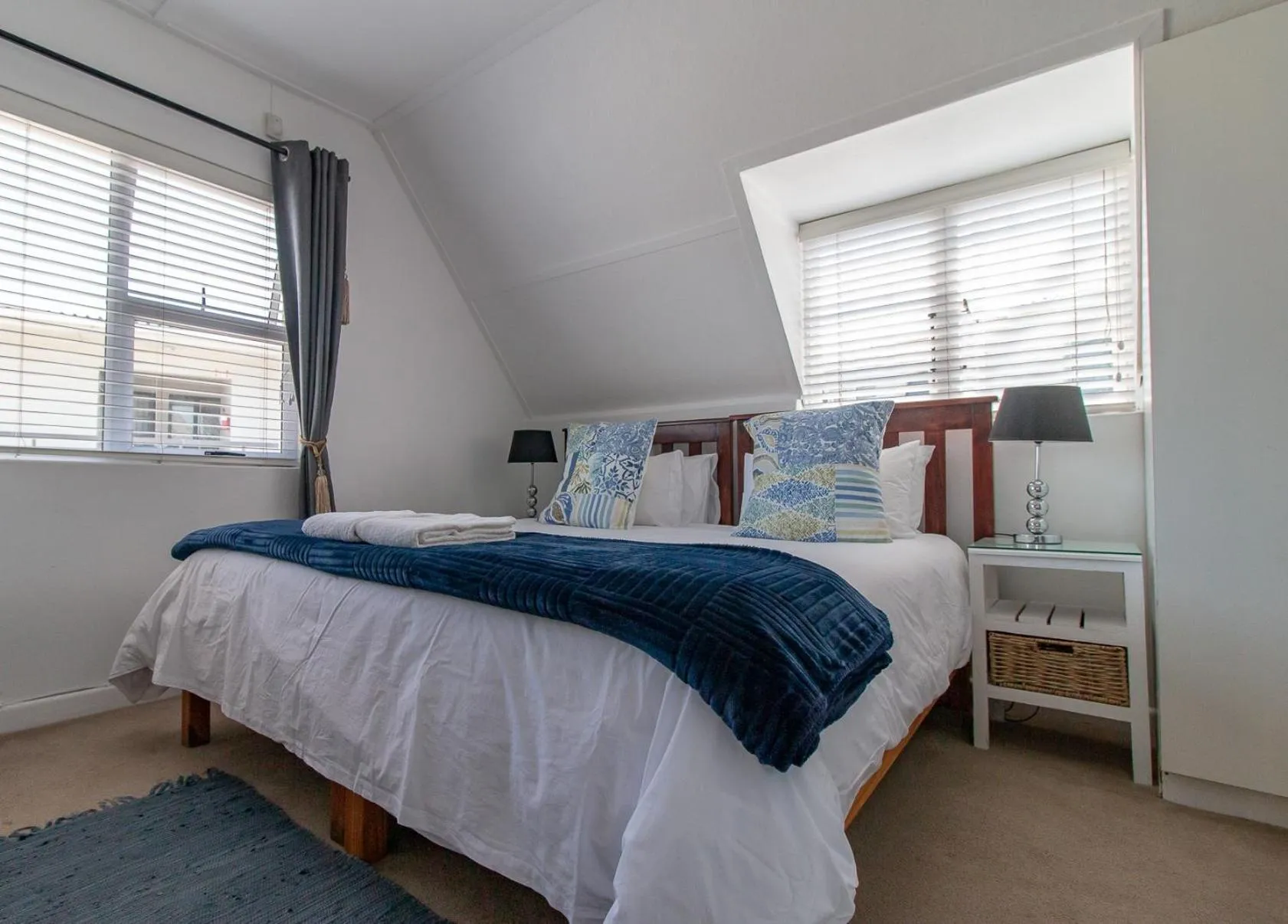 Bed in TwentyFour 17 Inn