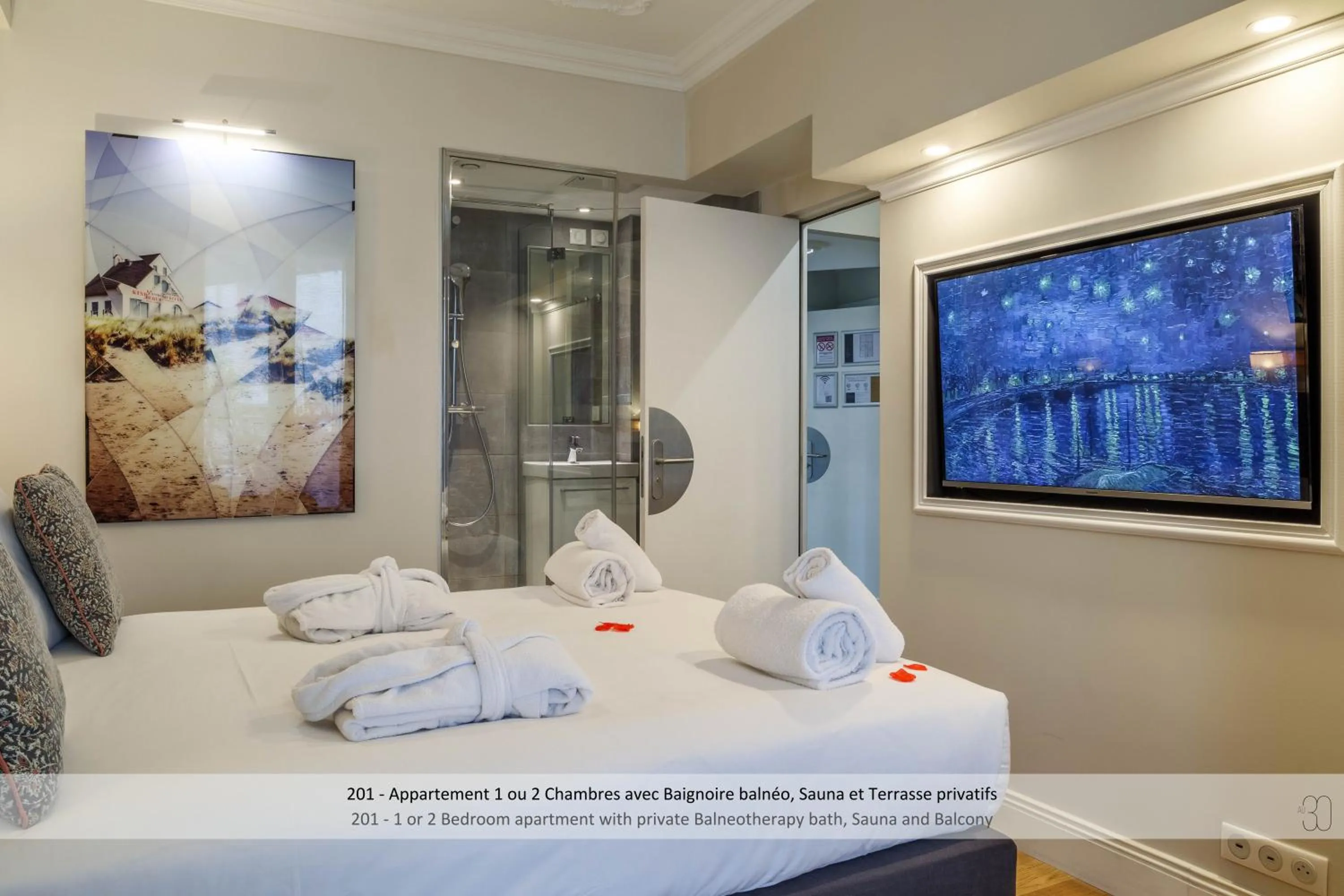 Bathroom, Bed in Au 30 Lille Centre Grand Palais