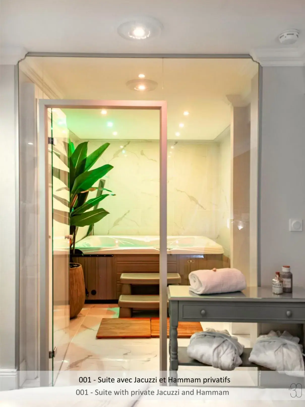 Suite with Jacuzzi Hammam in Au 30 Lille Centre Grand Palais Suite with Jacuzzi Hammam in Au 30 Lille Centre Grand Palais