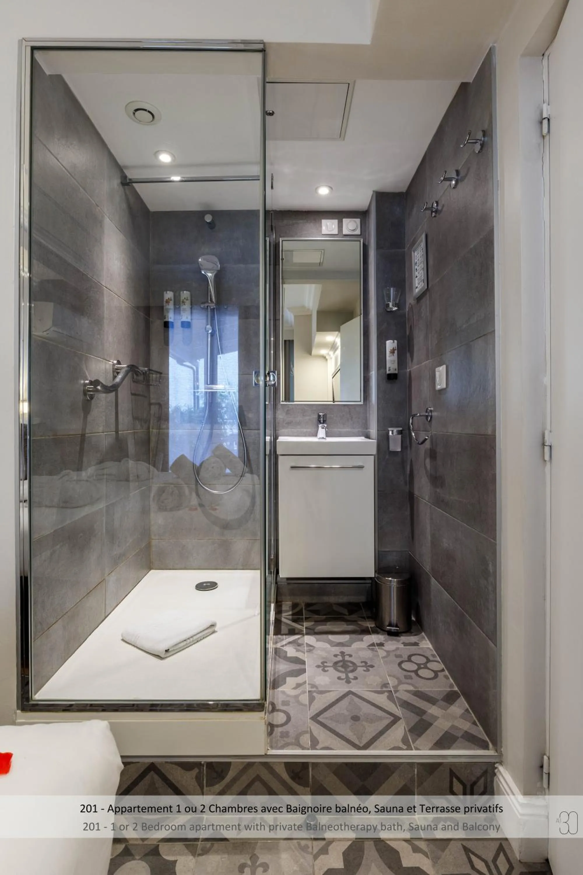 Shower in Au 30 Lille Centre Grand Palais