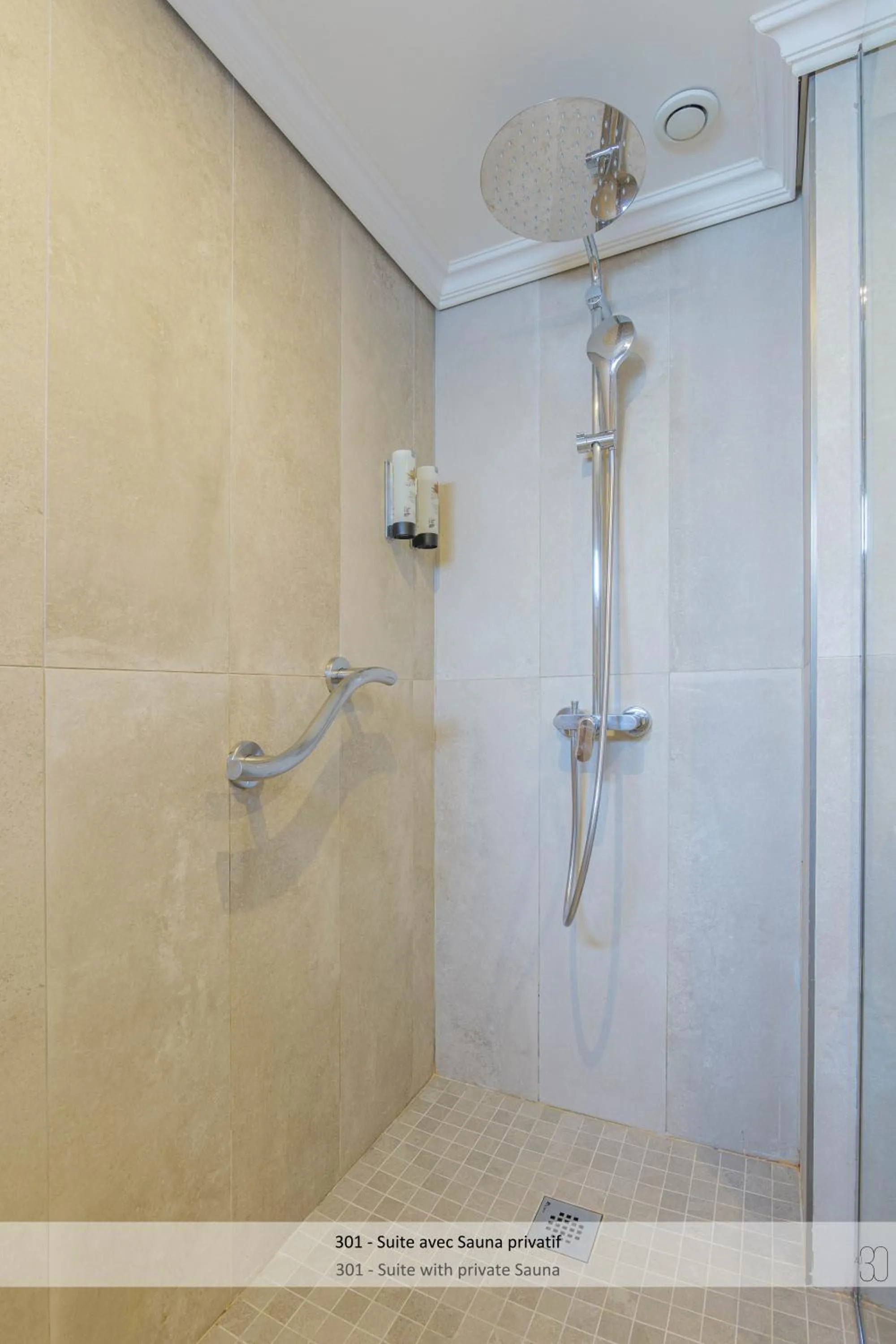 Shower in Au 30 Lille Centre Grand Palais