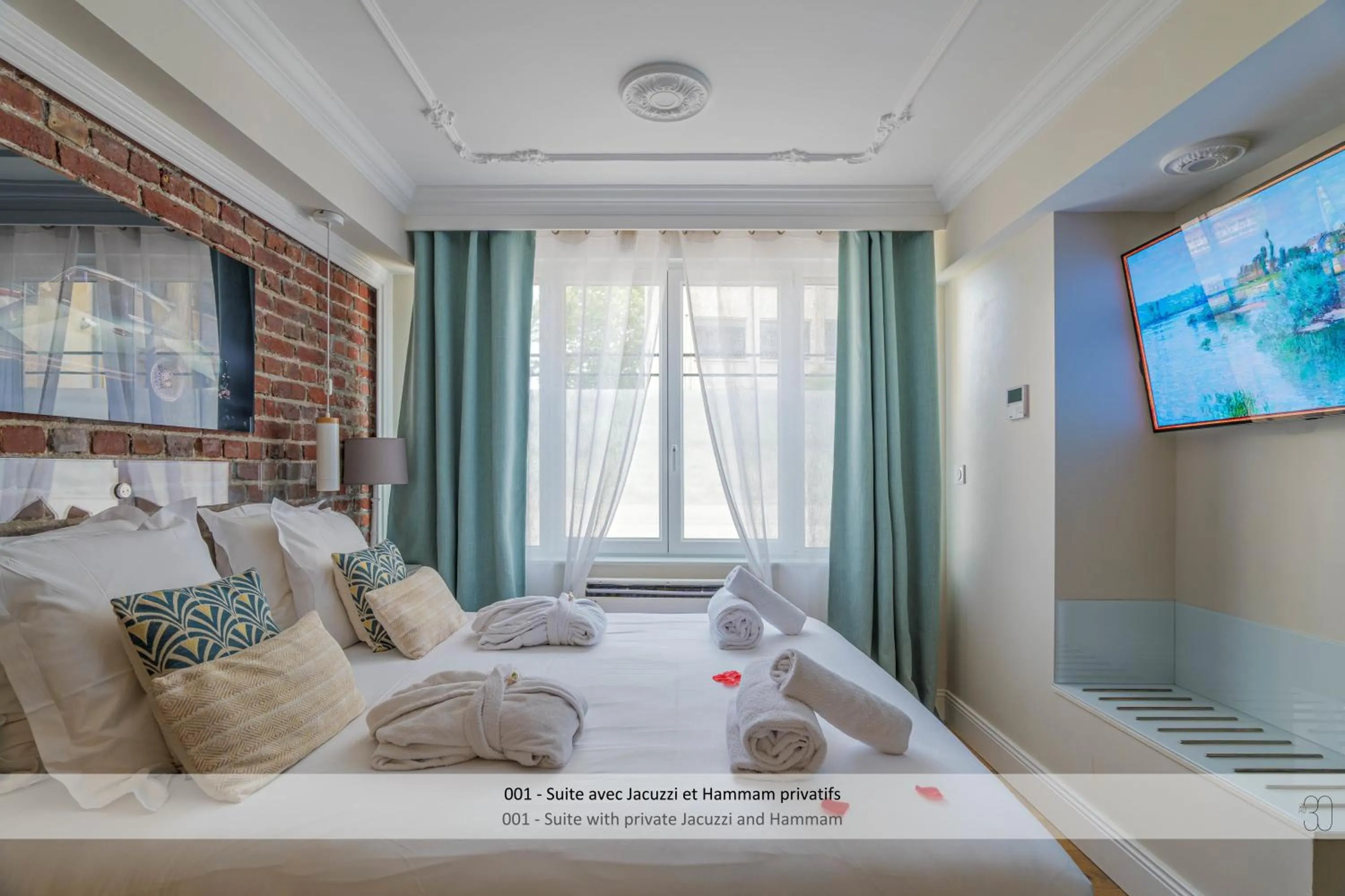 Photo of the whole room, Bed in Au 30 Lille Centre Grand Palais