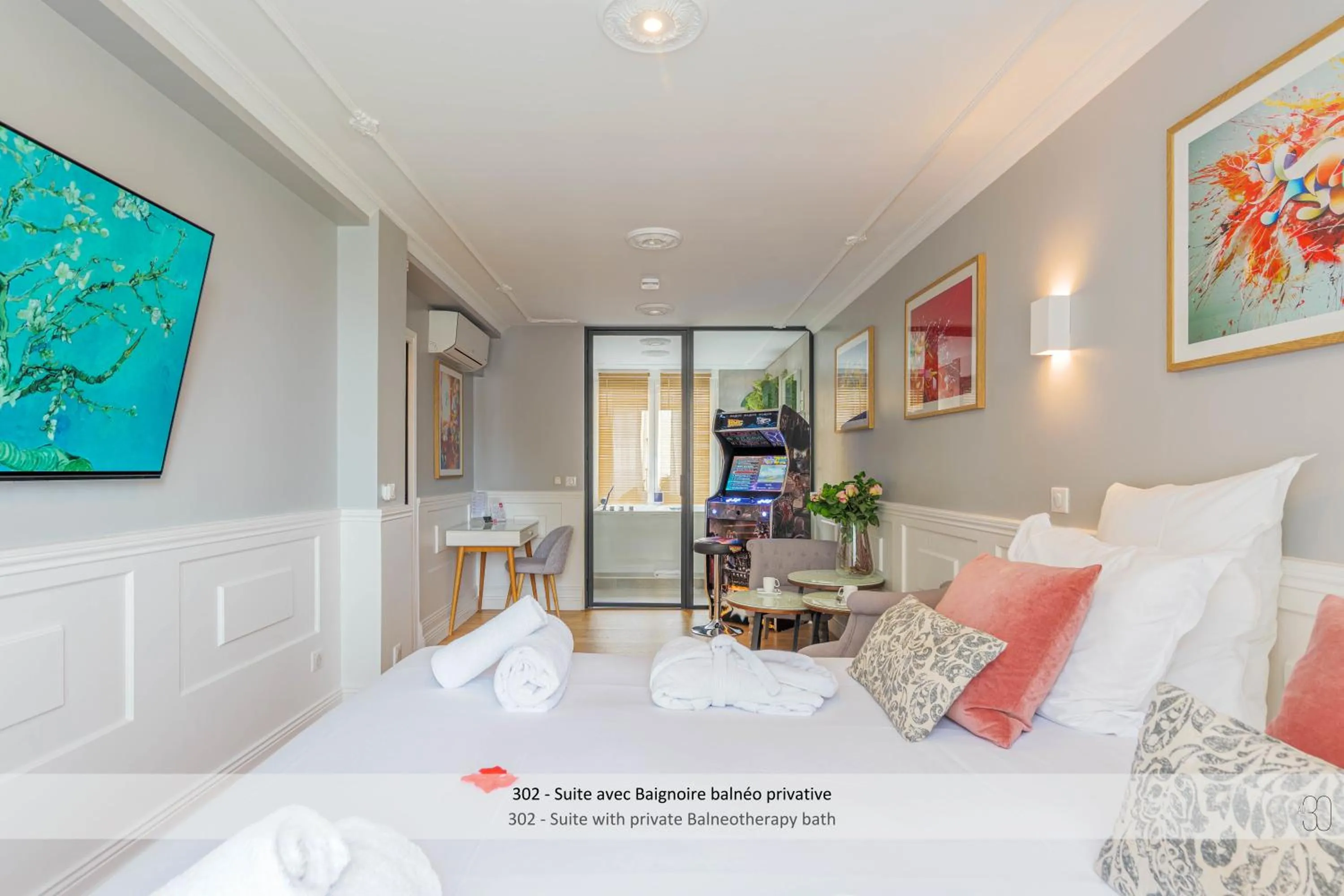 Photo of the whole room, Bed in Au 30 Lille Centre Grand Palais