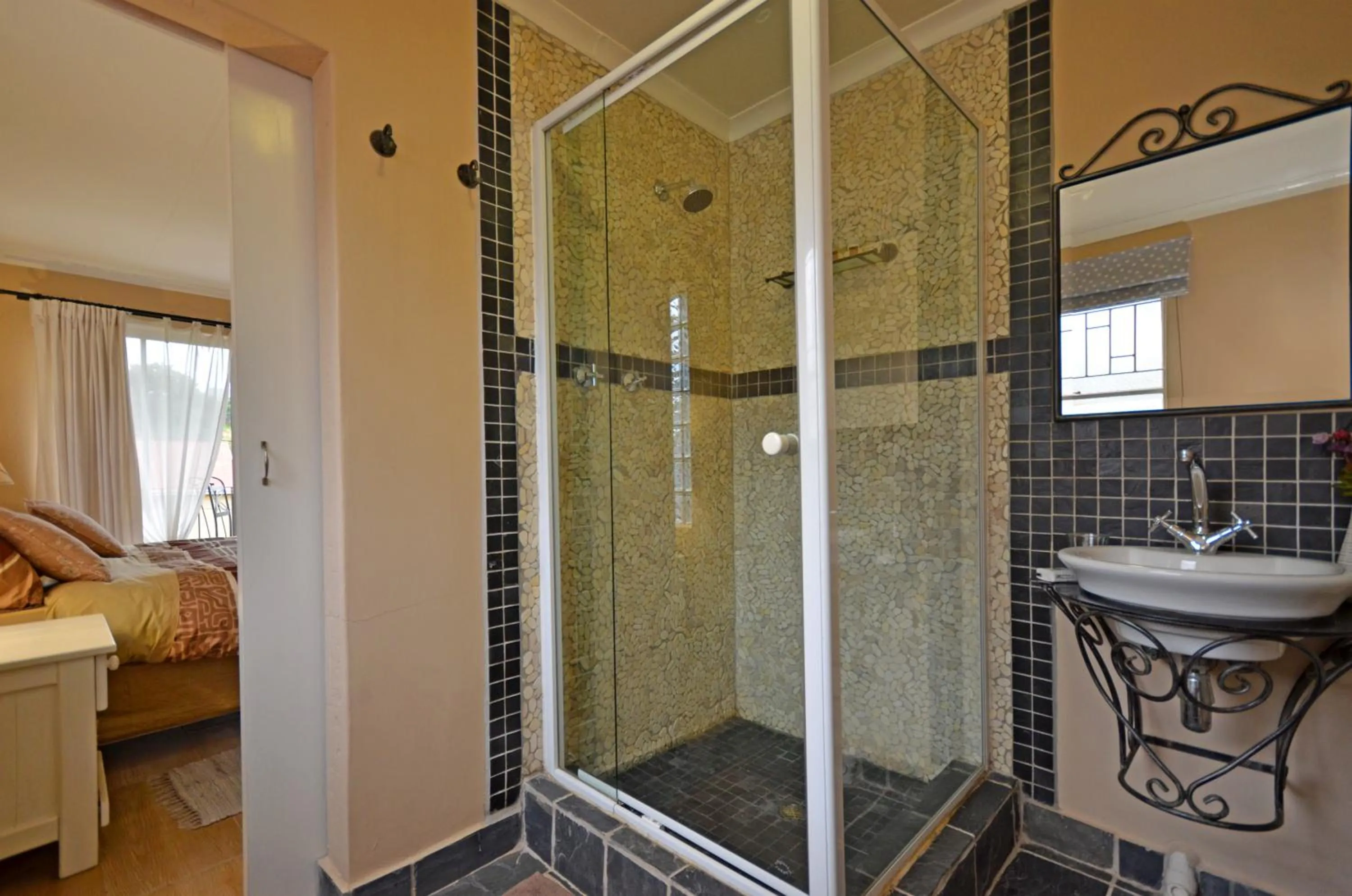 Bathroom, Bed in B&B on 8th Avenue