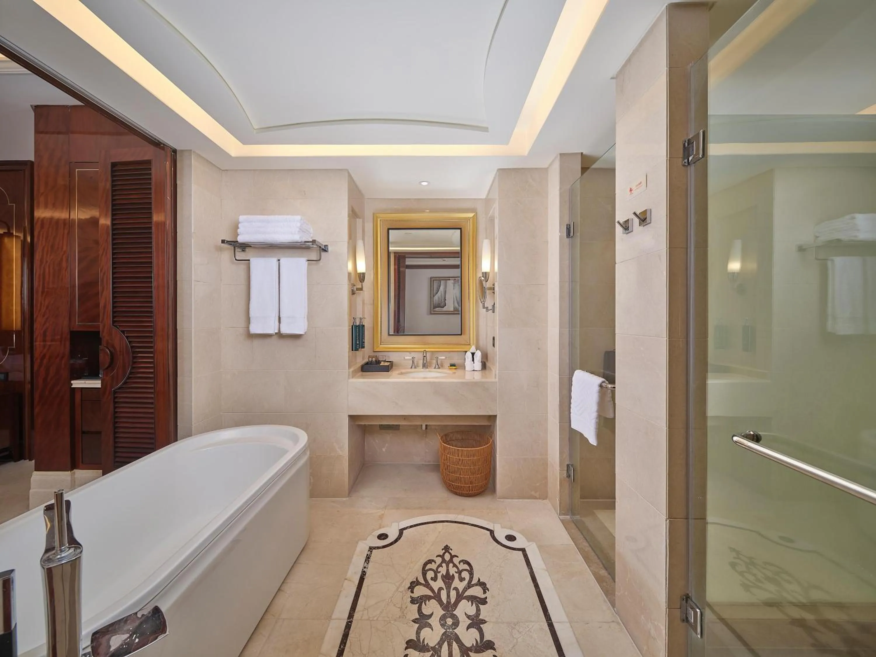 King Guest Room with Balcony in Doubletree By Hilton Sanya Bay