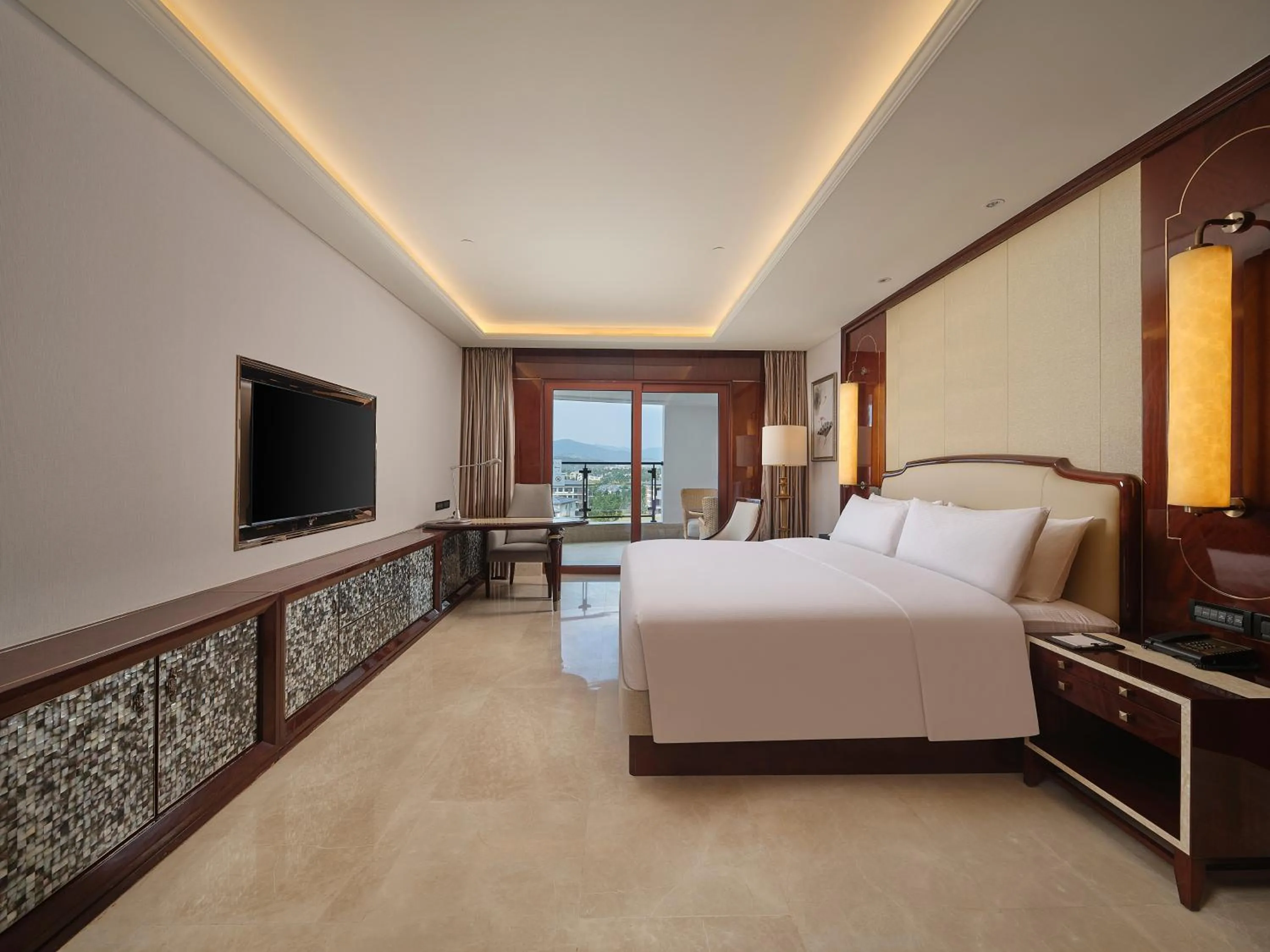 King Guest Room with Balcony in Doubletree By Hilton Sanya Bay