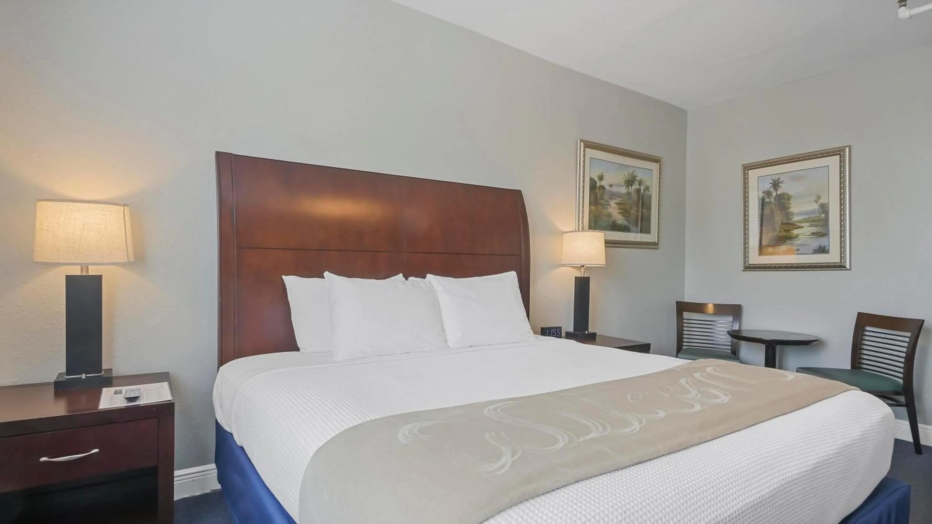 Bedroom, Bed in Crystal Bay Historic Hotel