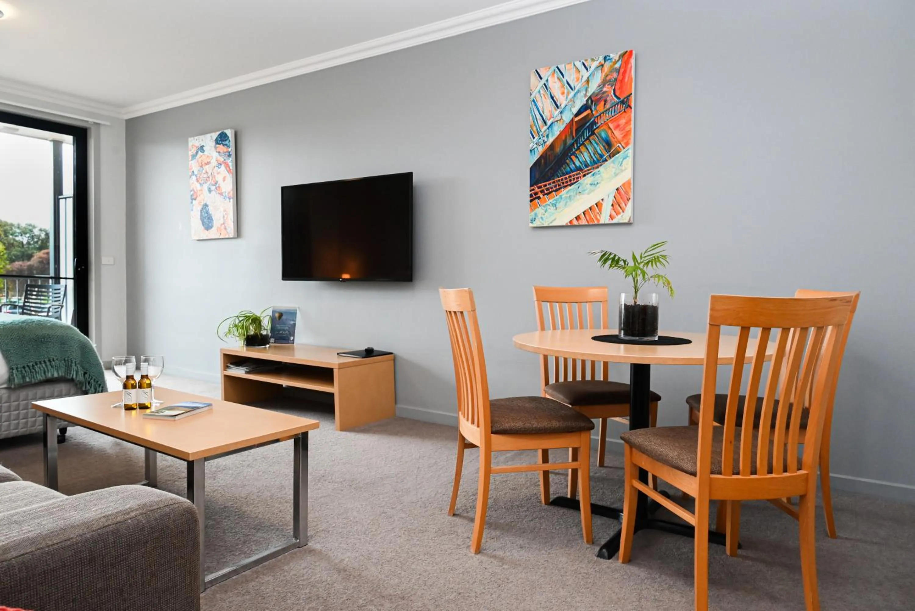 TV and multimedia in Mansfield Apartments