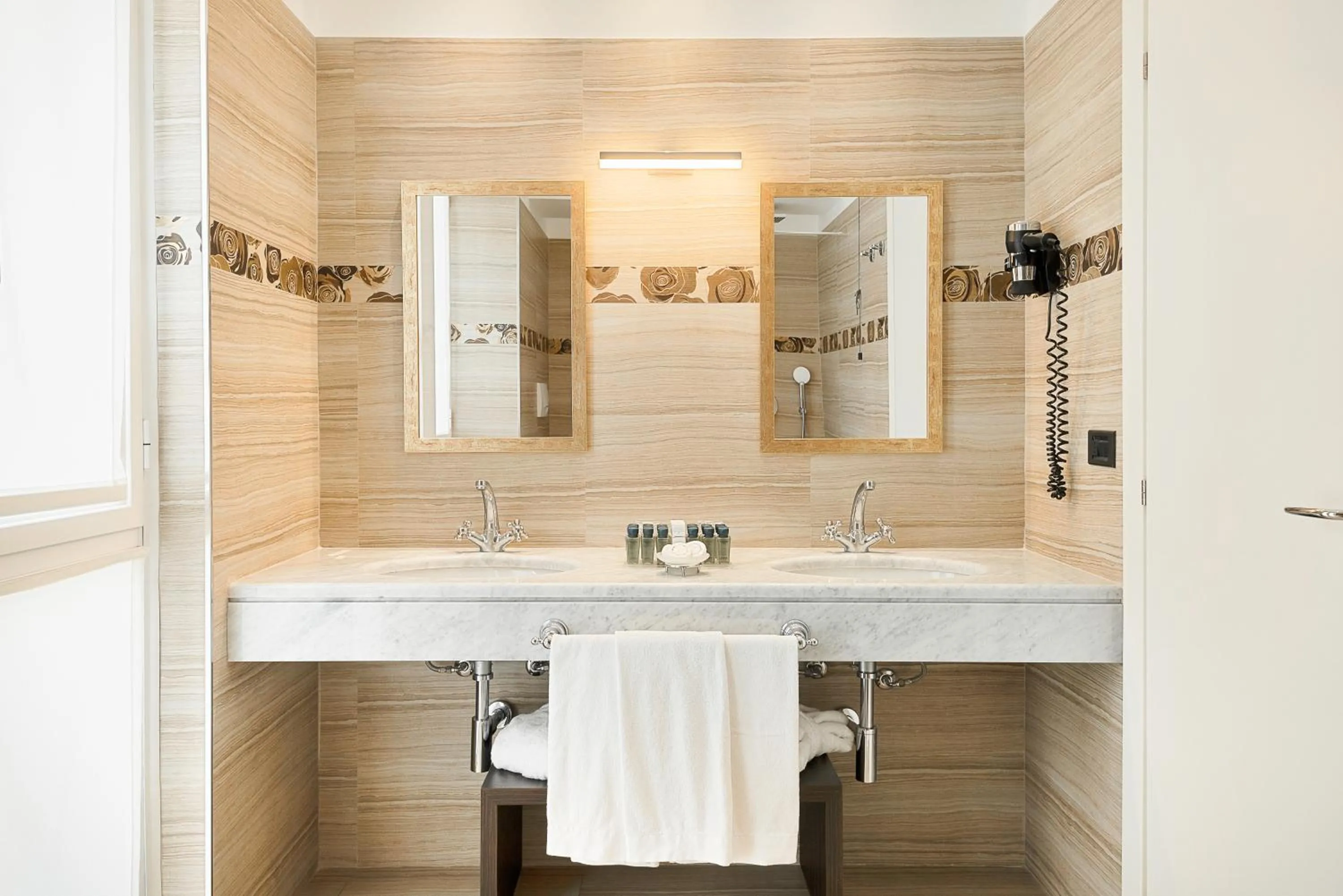 Shower in Hotel Excelsior