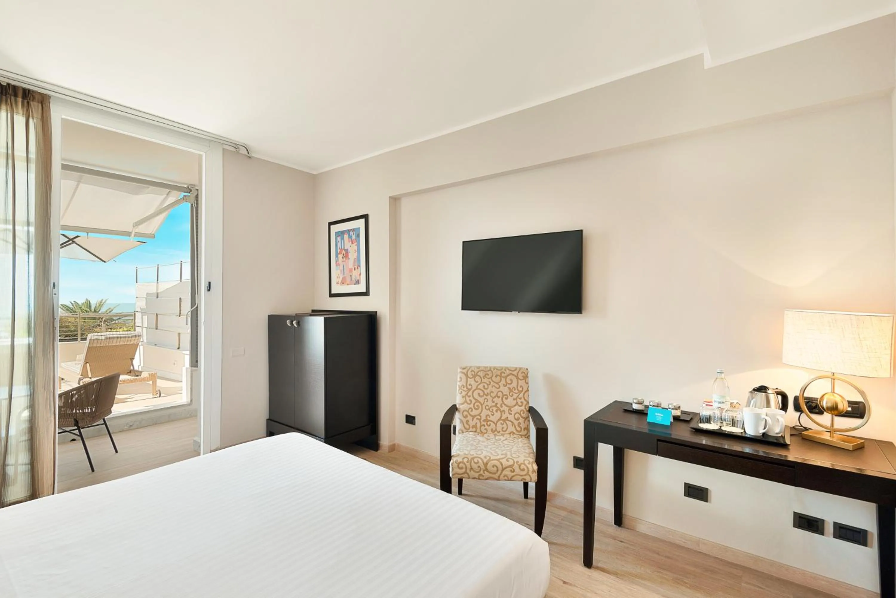 Balcony/Terrace, Bed in Hotel Excelsior