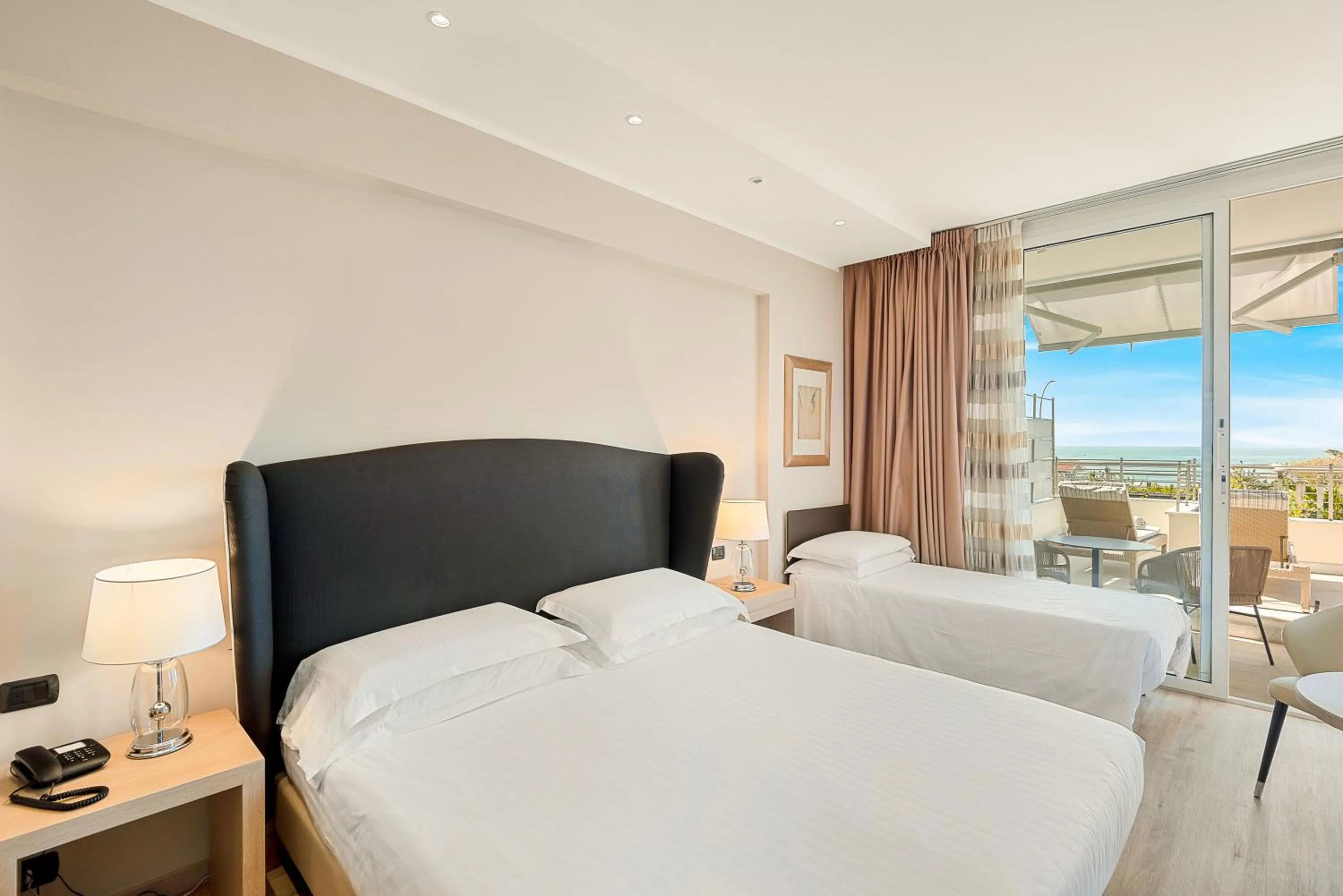 Balcony/Terrace, Bed in Hotel Excelsior