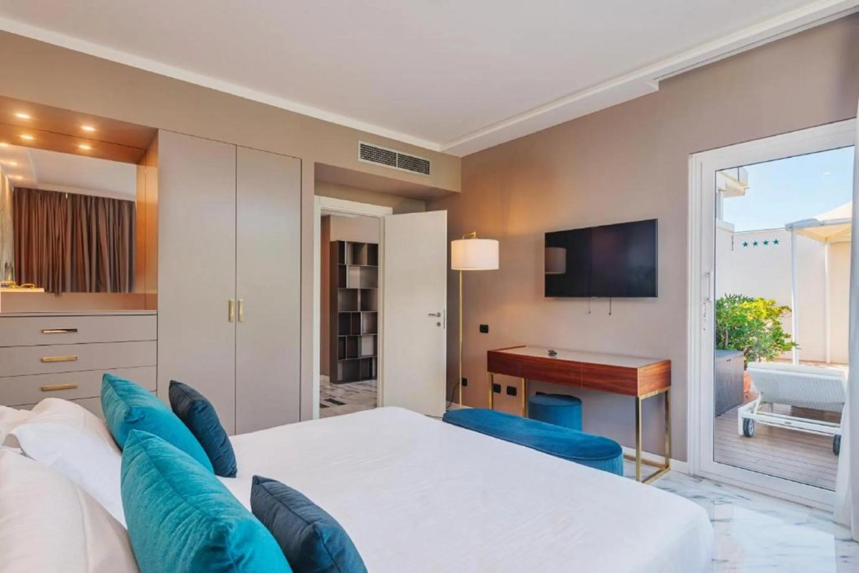 Balcony/Terrace, Bed in Hotel Excelsior