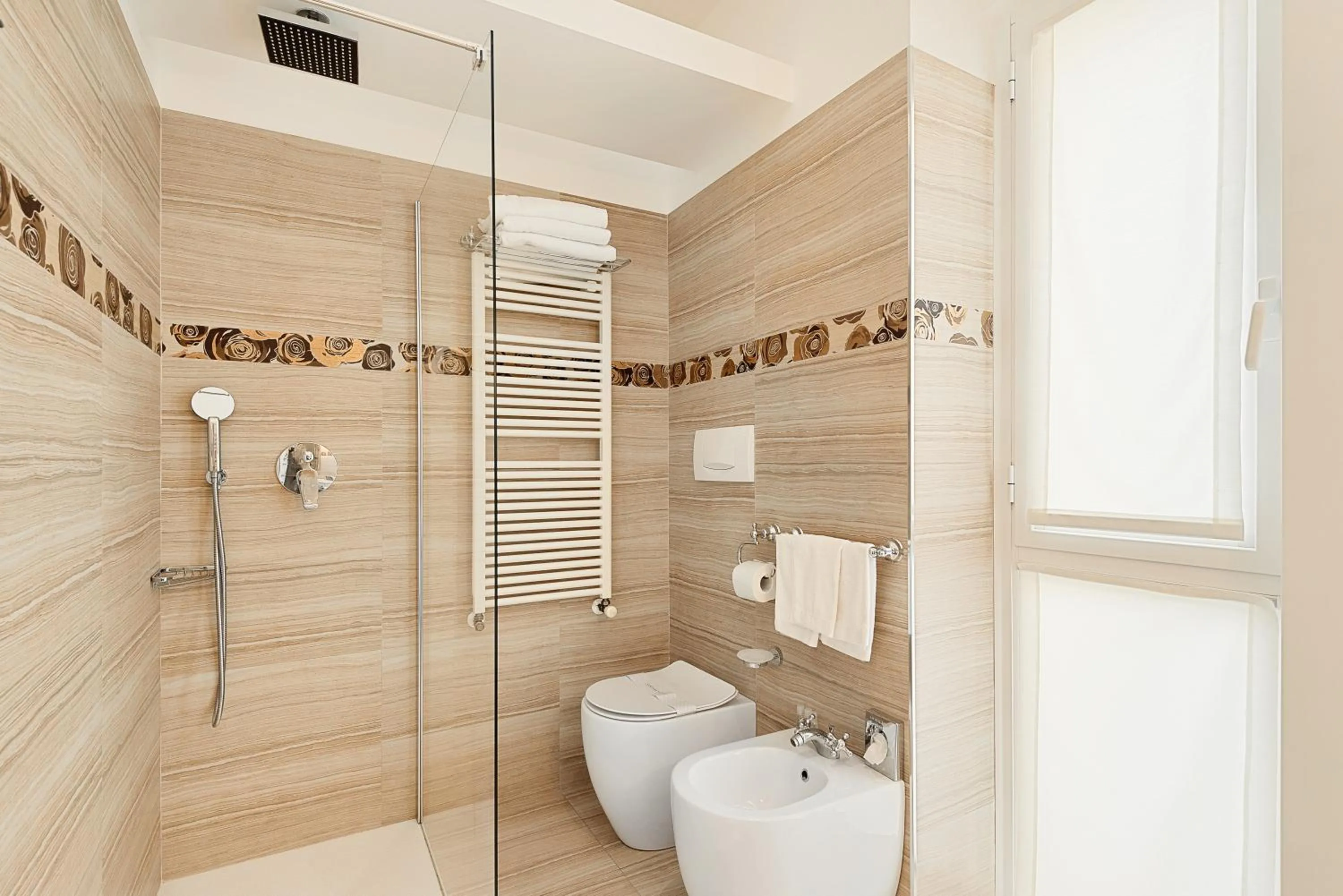 Shower in Hotel Excelsior