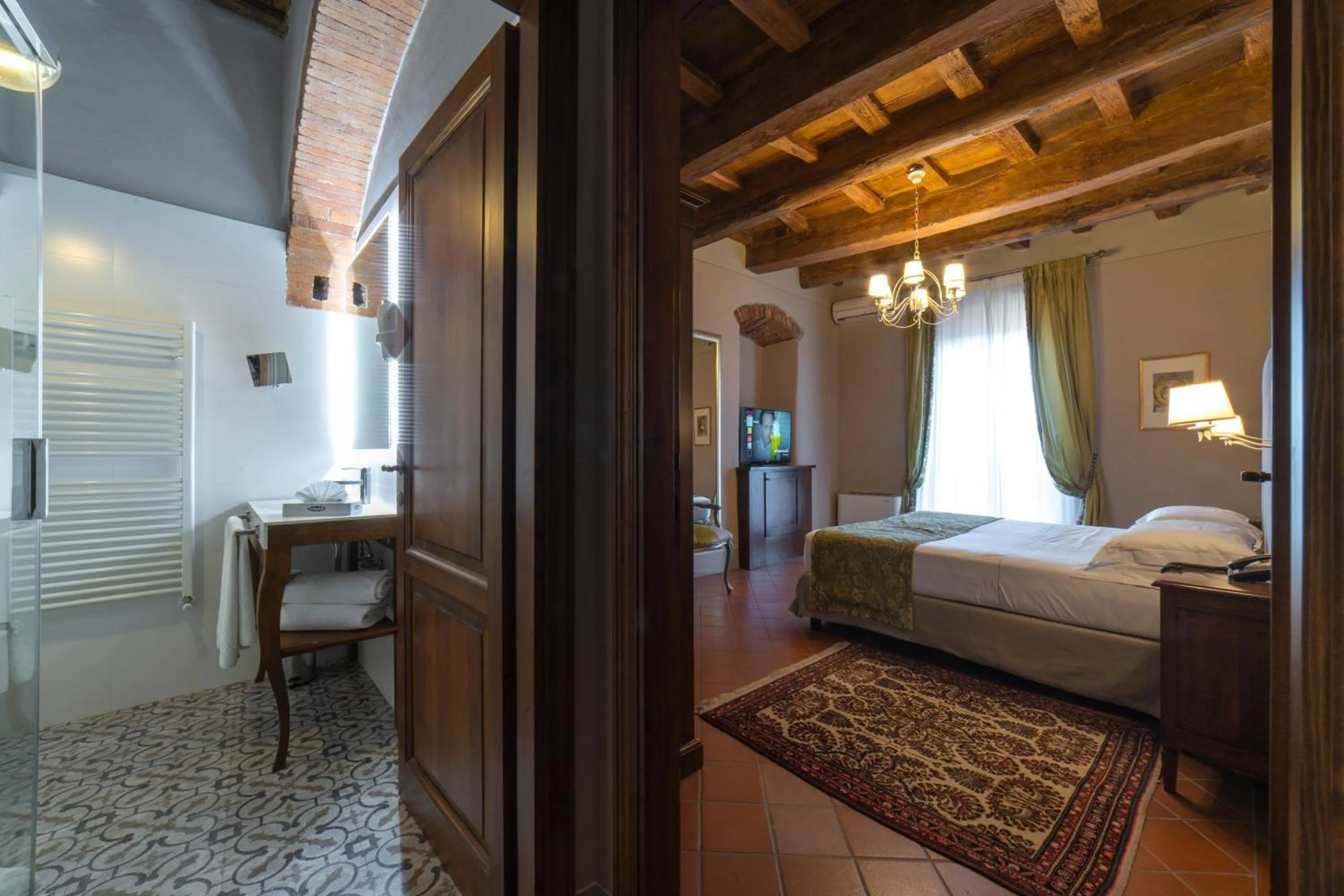 Bathroom, Bed in Palazzo Leopoldo Dimora Storica & Spa