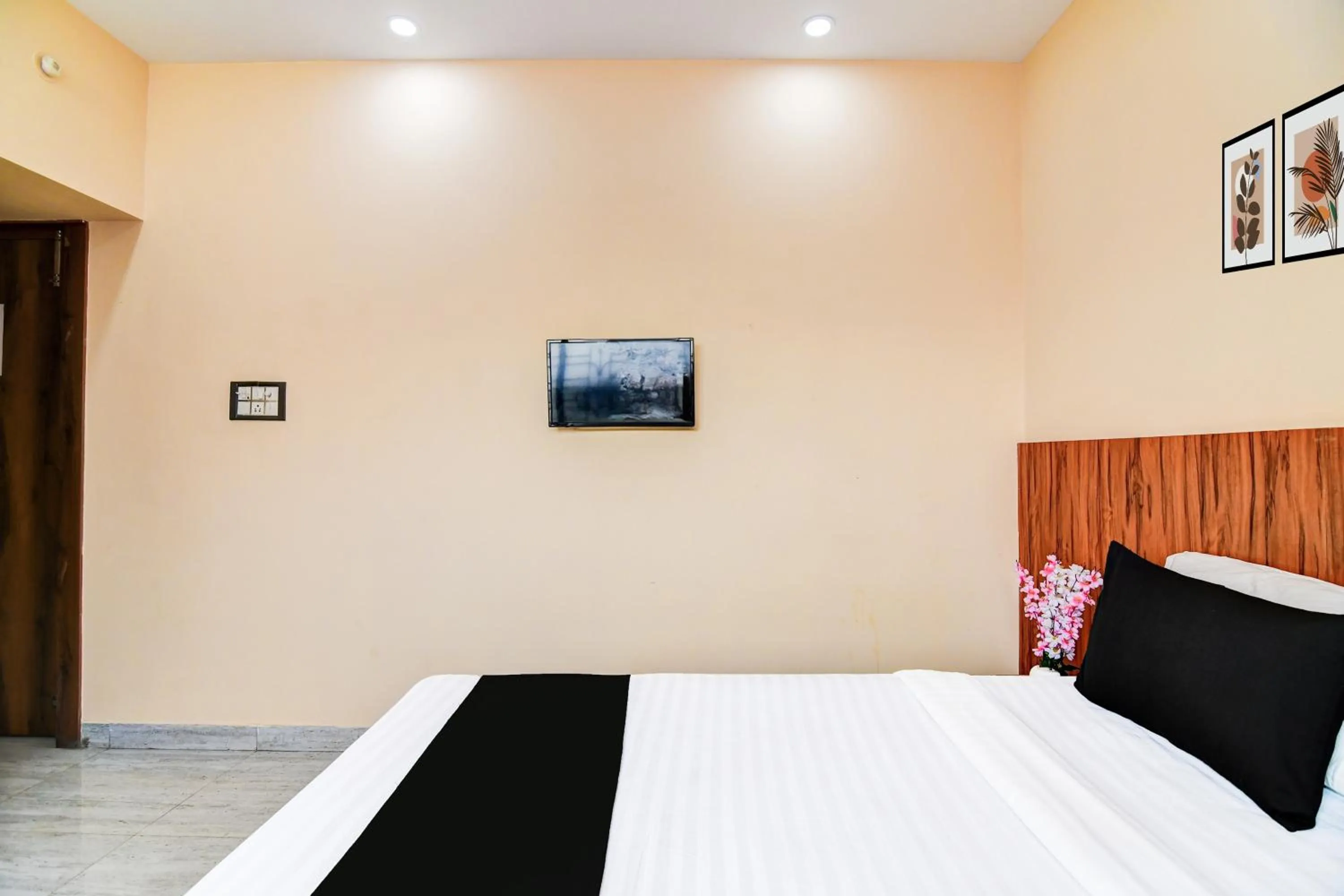 Bedroom, Bed in Super Hotel O DumDum Thana More Formerly Bimla Regency