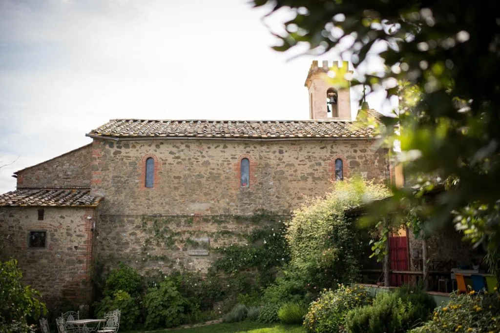 Property building in La Canonica Di Nusenna