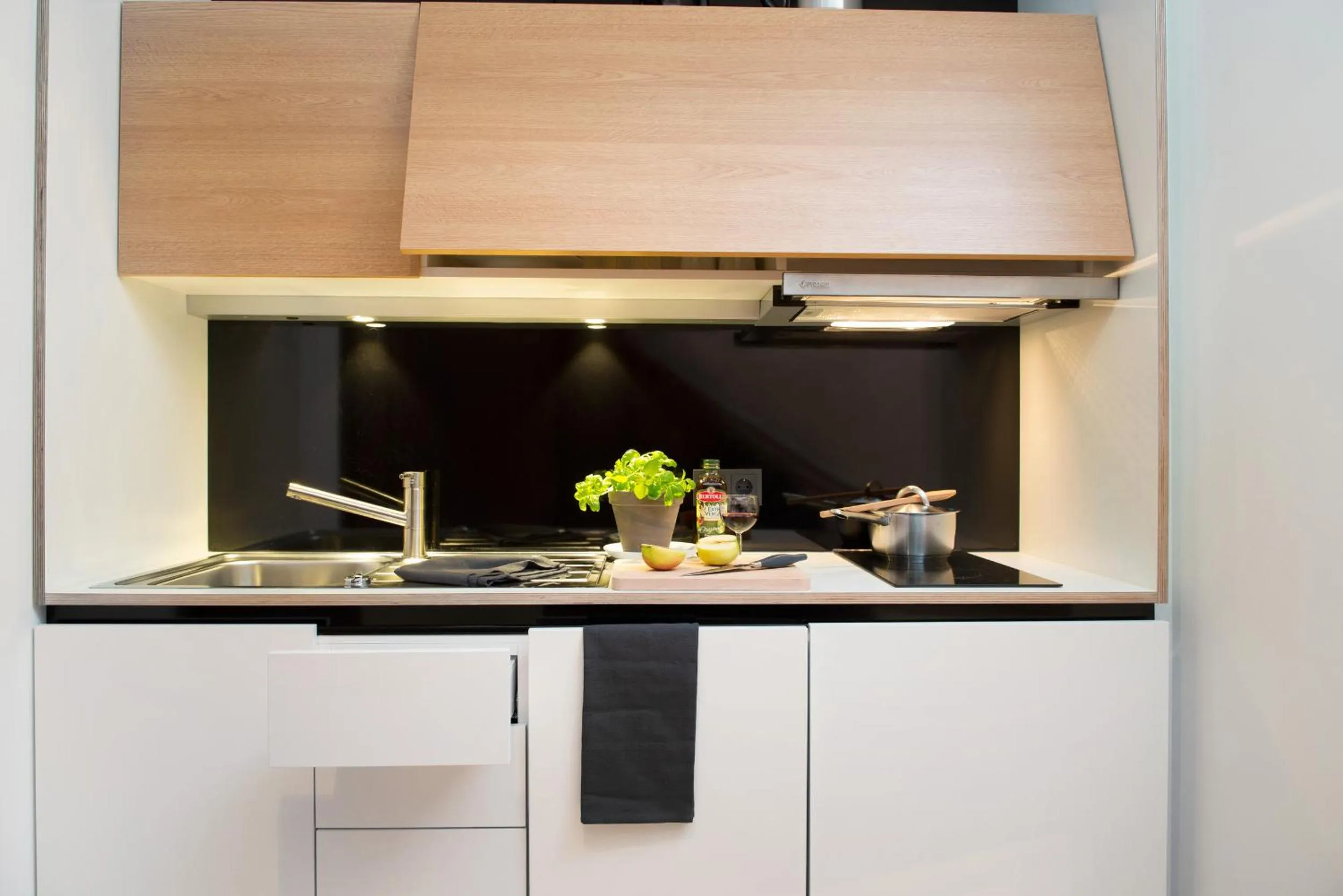 Kitchen or kitchenette in smartments Hamburg Aussenalster