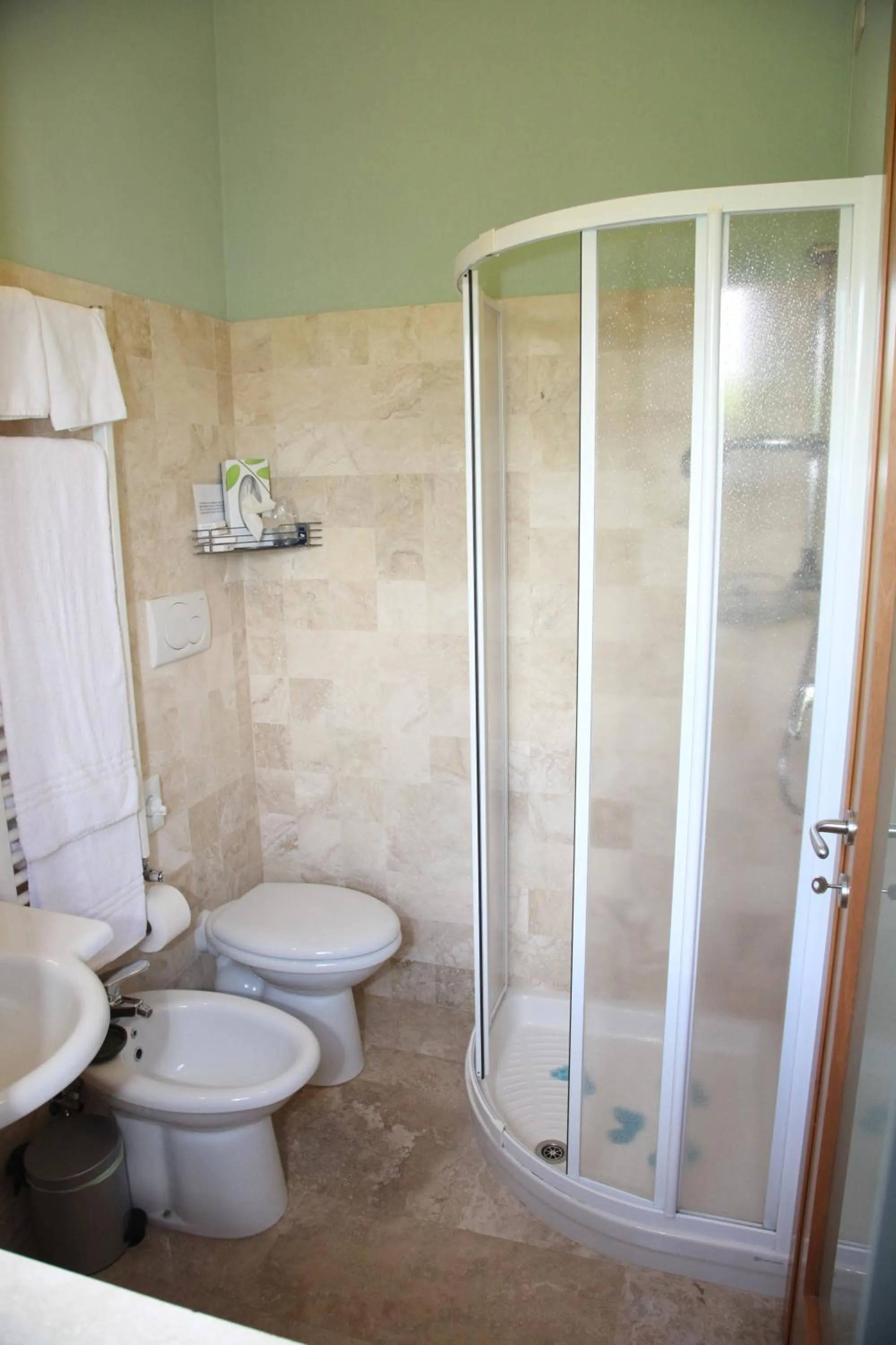 Shower in Hotel Poggio Bertino