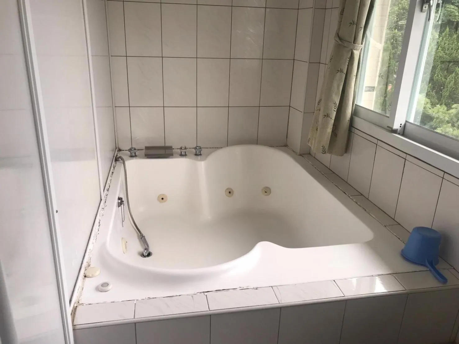 Bath in Songboling Hot Spring Inn