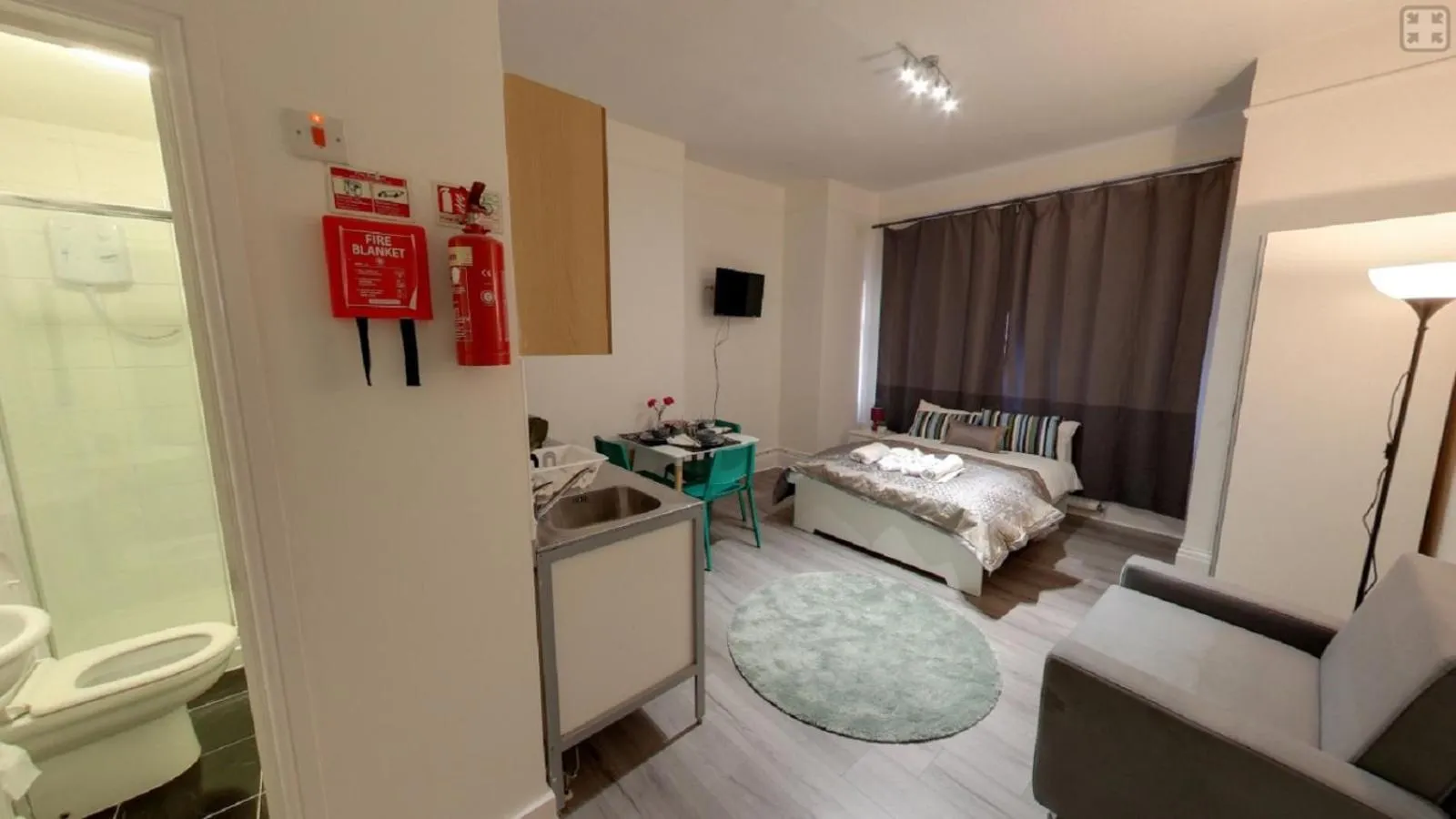 Bed in London Queen Park Apartments